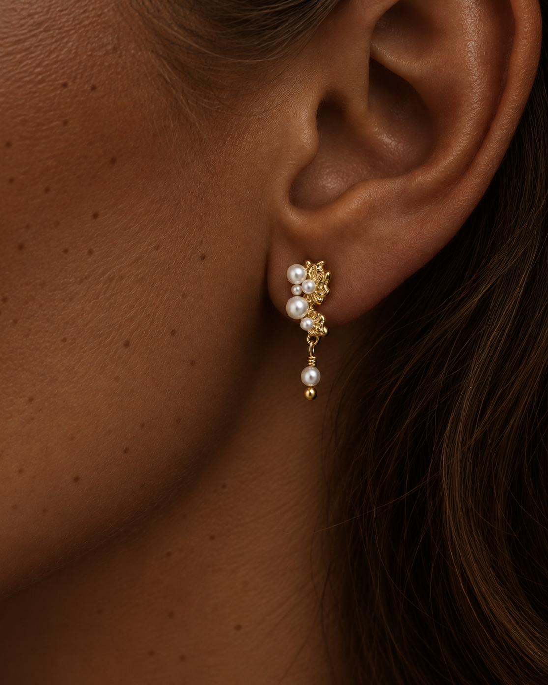 Fei Earrings i forgyldt sterlingsølv set tæt på med perler