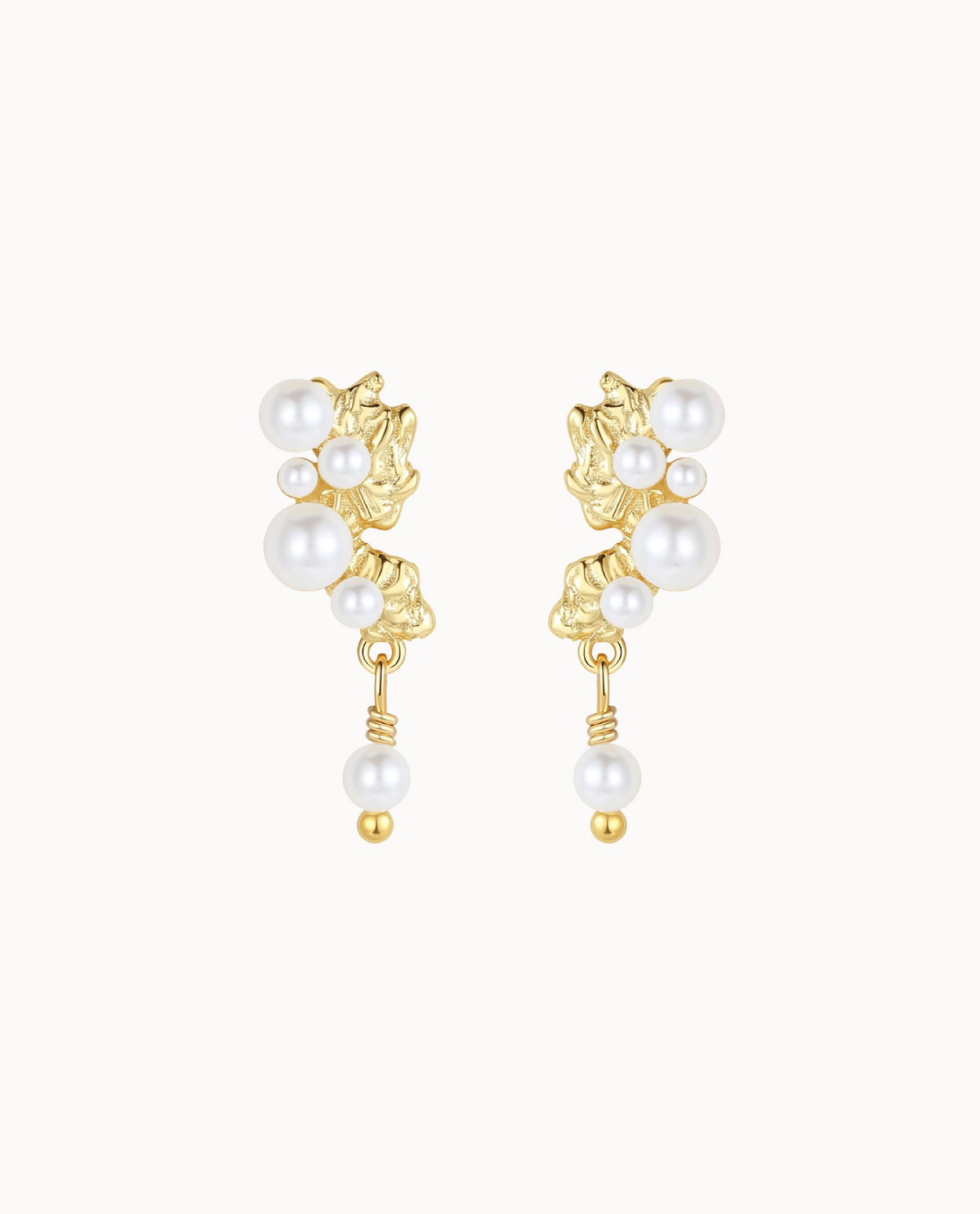 Fei Earrings aus 18K vergoldetem Sterlingsilber mit kleinen weißen Perlen und organischem Design