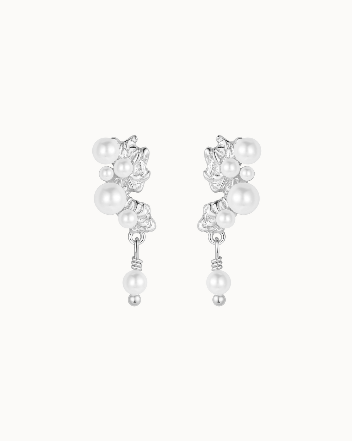 Fei Earrings aus 925er Sterlingsilber mit kleinen weißen Perlen und organischem Design