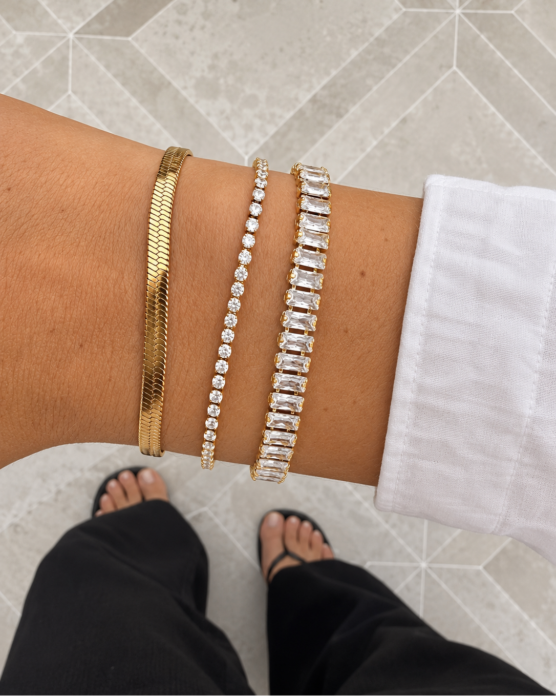 Flat Snake, tennisarmbånd og Celestia smykker i forgyldt udførelse styled sammen