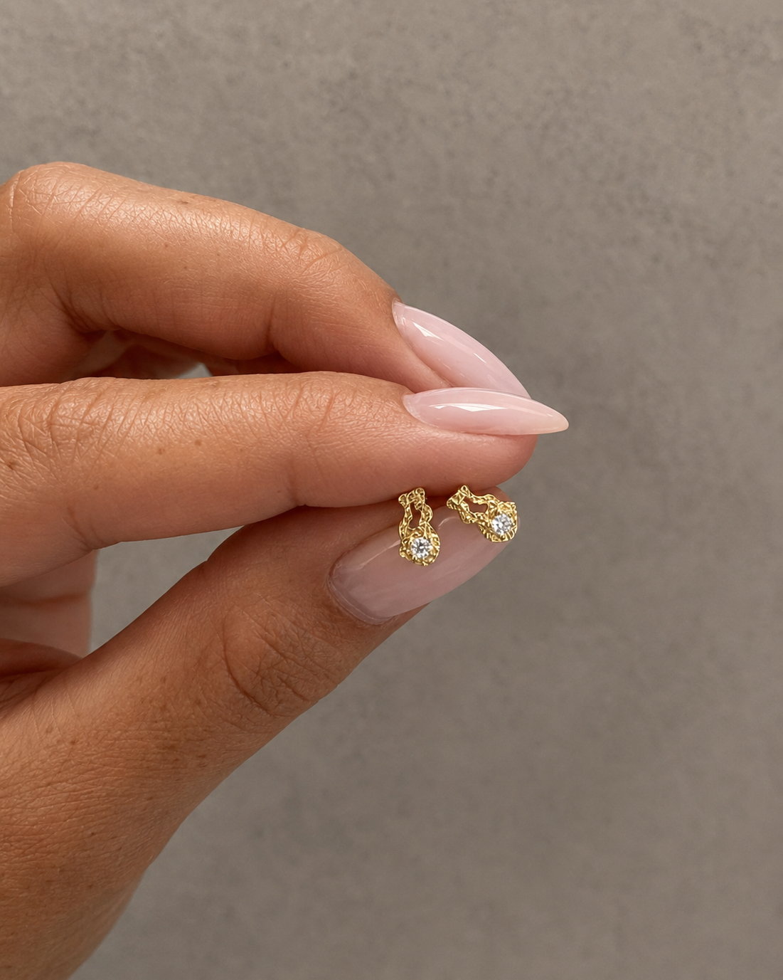 Small gold-plated Gali studs with organic surface and zirconia
