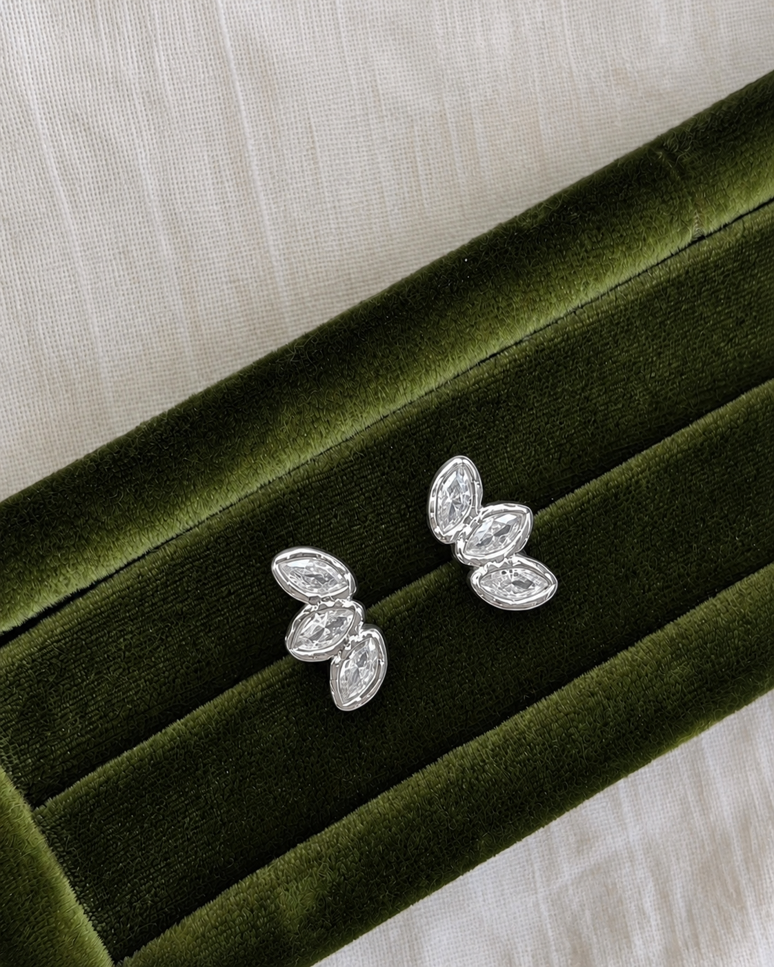 Hepa Petite Ohrstecker aus Sterlingsilber – Zirkone in Form eines eleganten Fächers