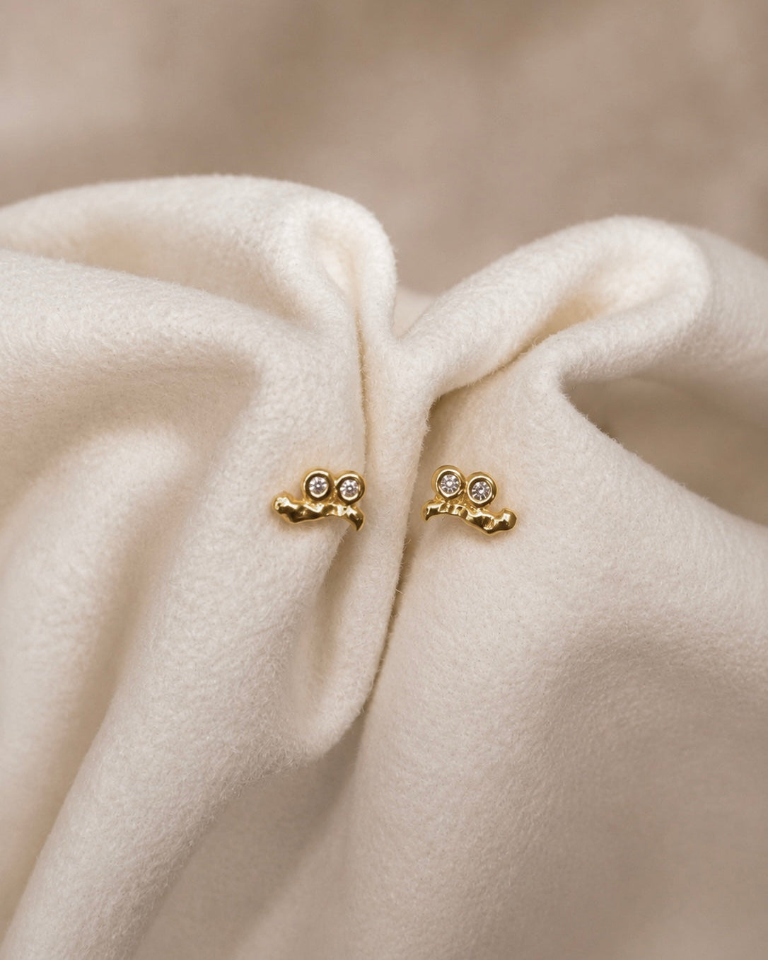 Horea Petite studs i forgyldt sterlingsølv – rå tekstur og funklende zirkoner