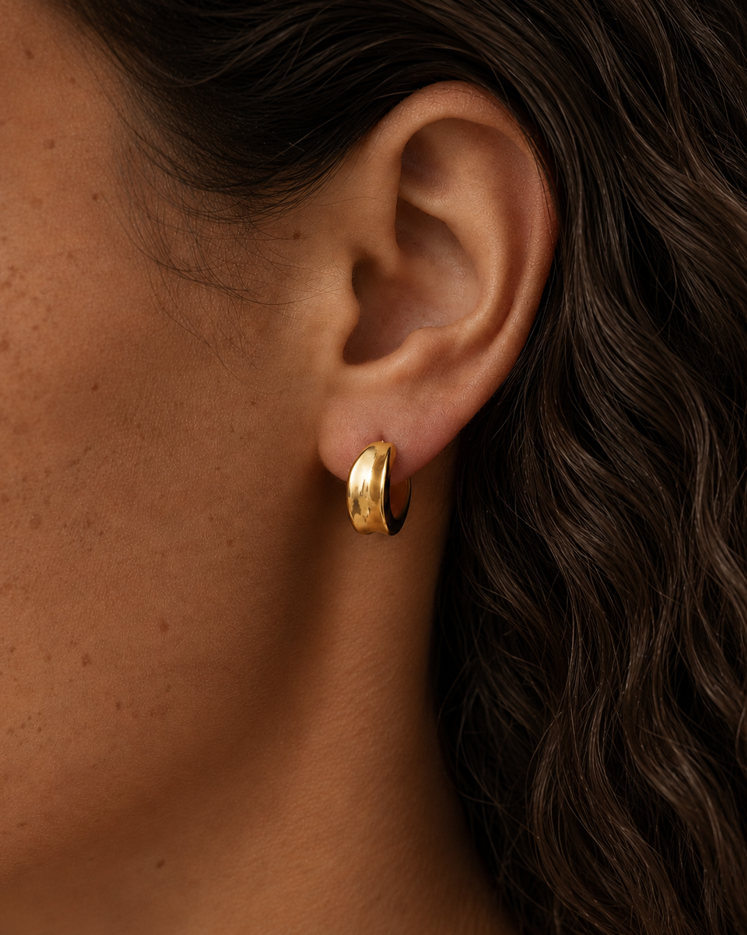 Indie chunky hoops in waterproof 18K gold-plated stainless steel with a shiny finish