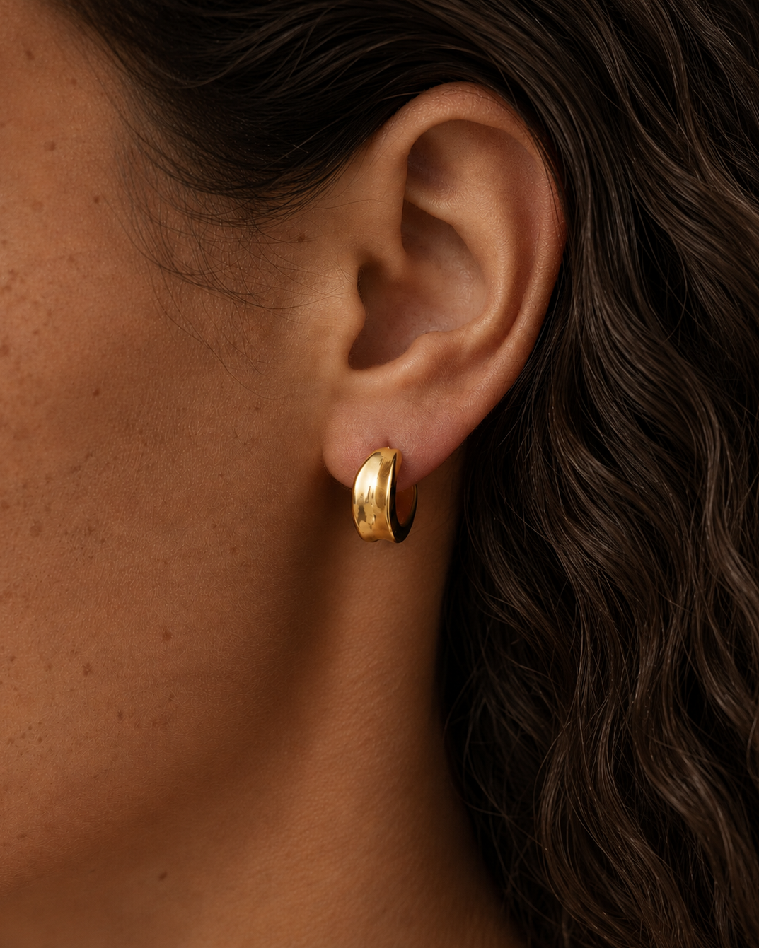 Indie chunky hoops in waterproof 18K gold-plated stainless steel with a shiny finish
