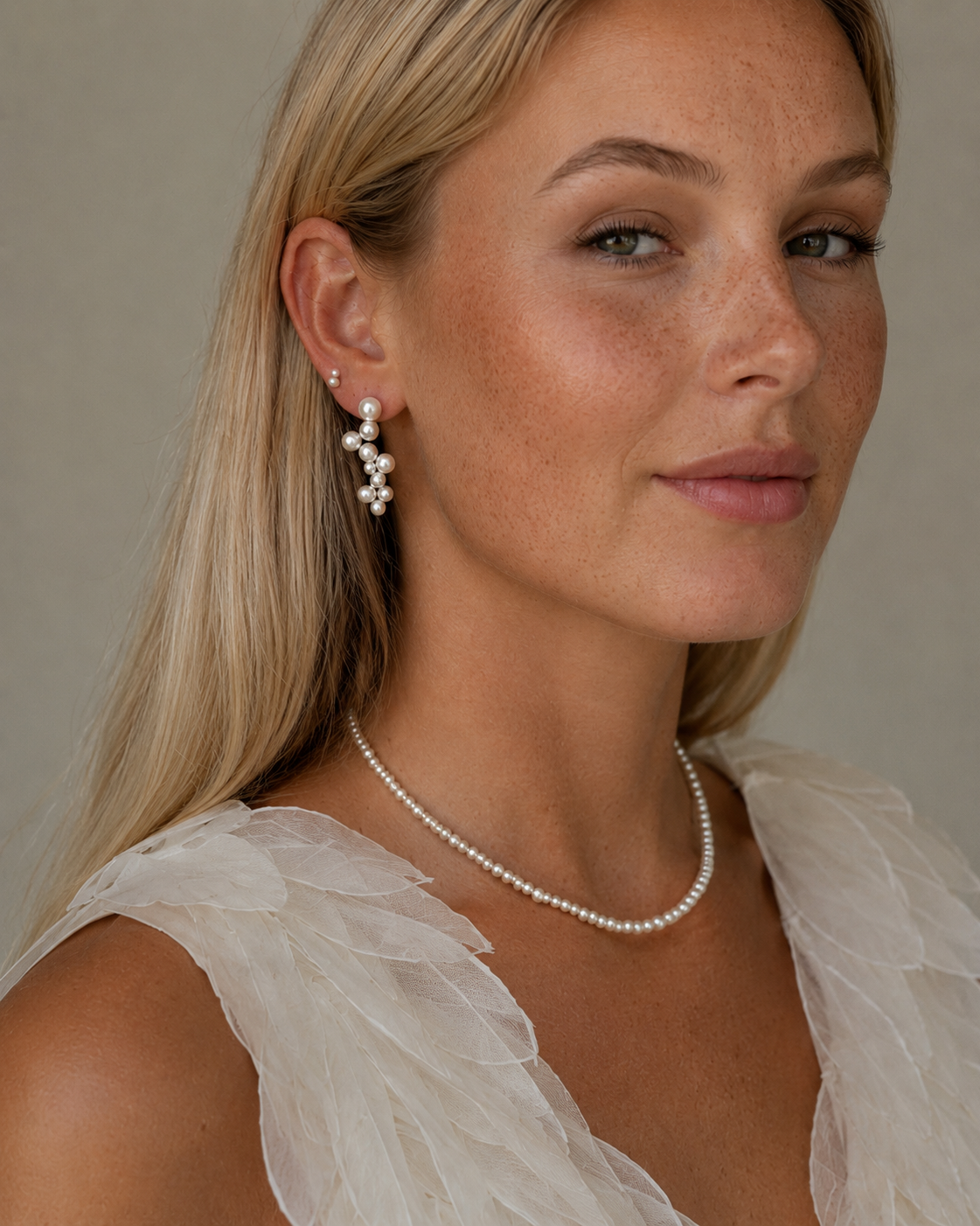 Indra Ohrstecker aus 18K vergoldetem 925er Sterlingsilber aus der Cloud Collection mit Perlen