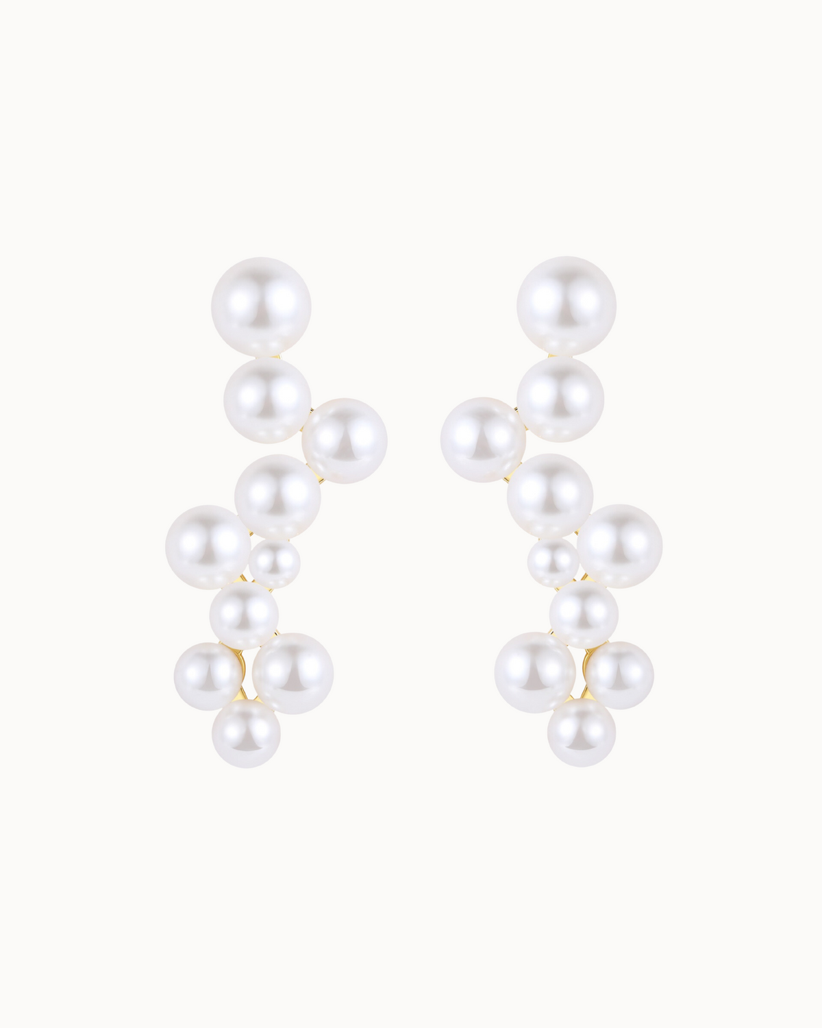 Indra Earrings aus 18K vergoldetem Sterlingsilber – langer Ohrstecker mit Perlentraube
