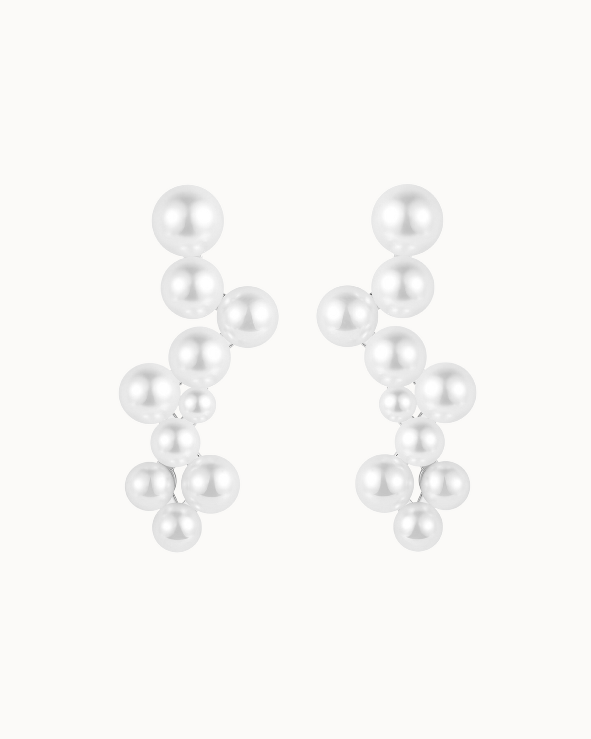 Indra Earrings aus 925er Sterlingsilber – langer Ohrstecker mit Perlentraube