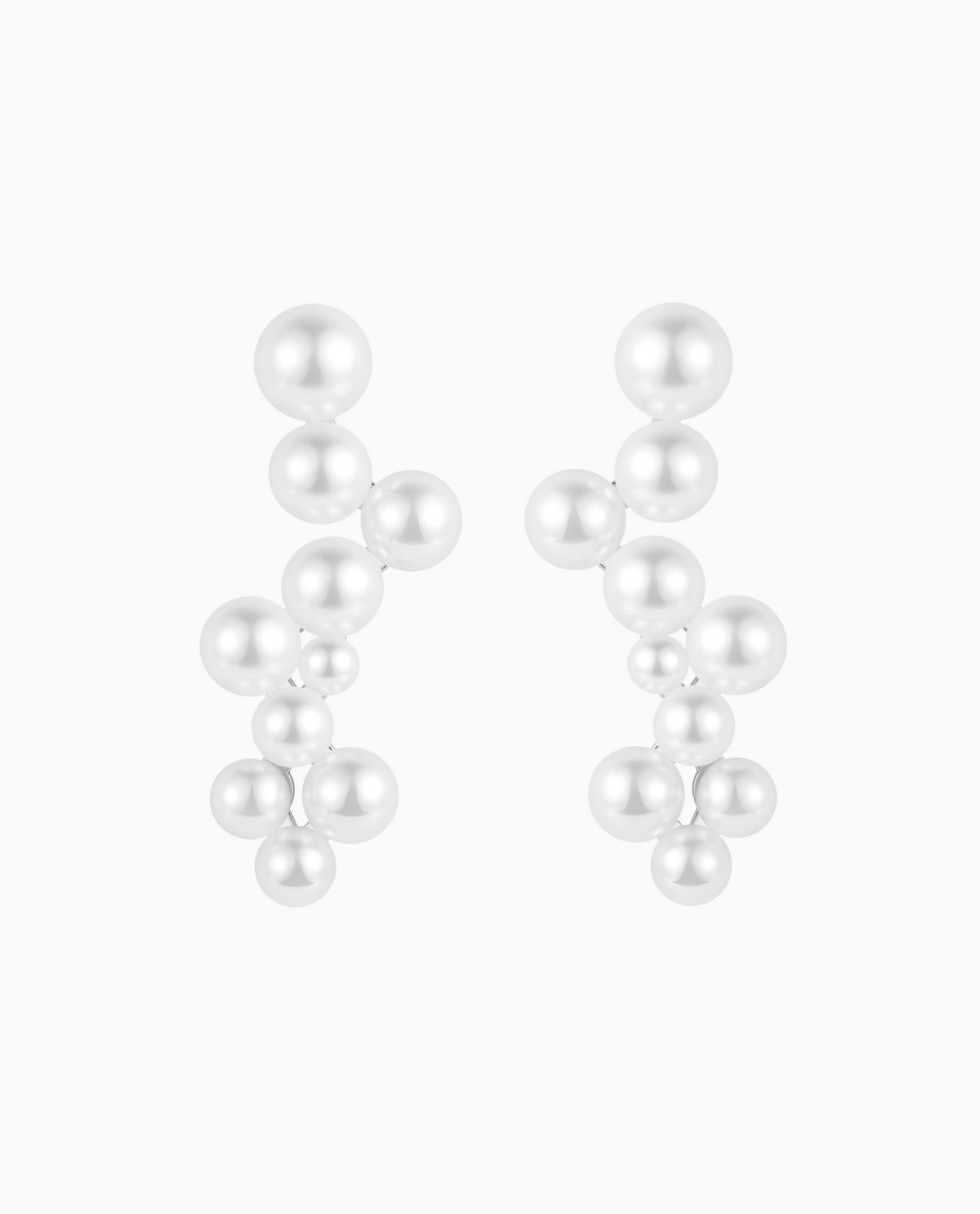 Indra Earrings i 925 sterlingsølv – lang ørestik med klase af perler