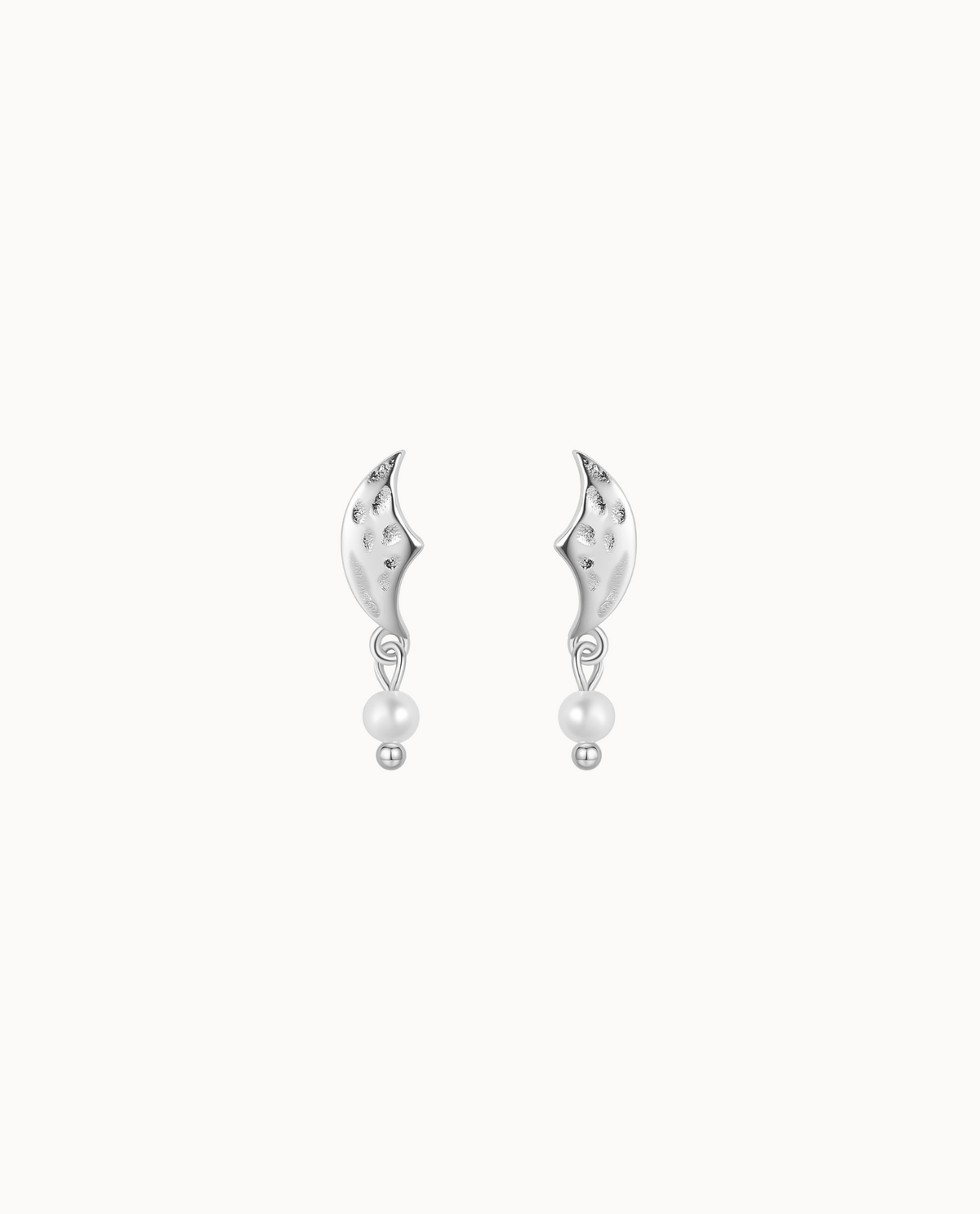 Indu Earrings i 925 sterlingsilver formade som en måne med dinglande pärla