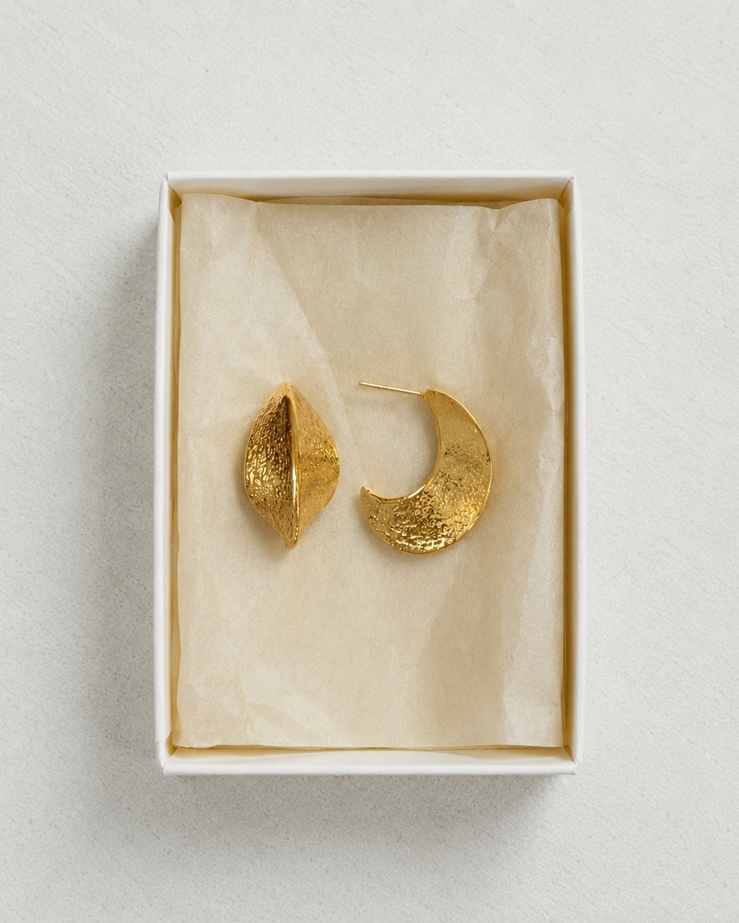 Iris earrings in gold-plated steel with a lightly textured surface