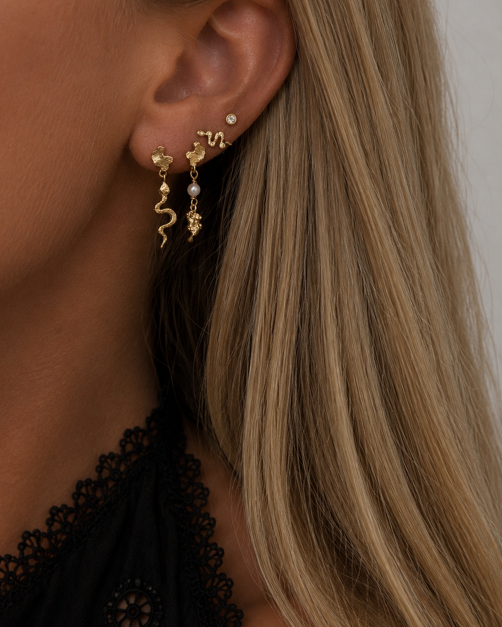 Kaa oorbellen met getextureerde hangers en schelpparel van verguld 925 sterling zilver