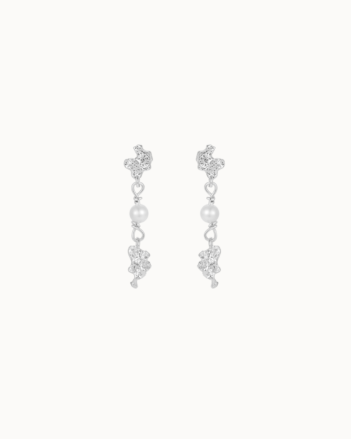 Kaa Ohrringe aus 925er Sterlingsilber mit strukturierten Anhängern und Muschelperle