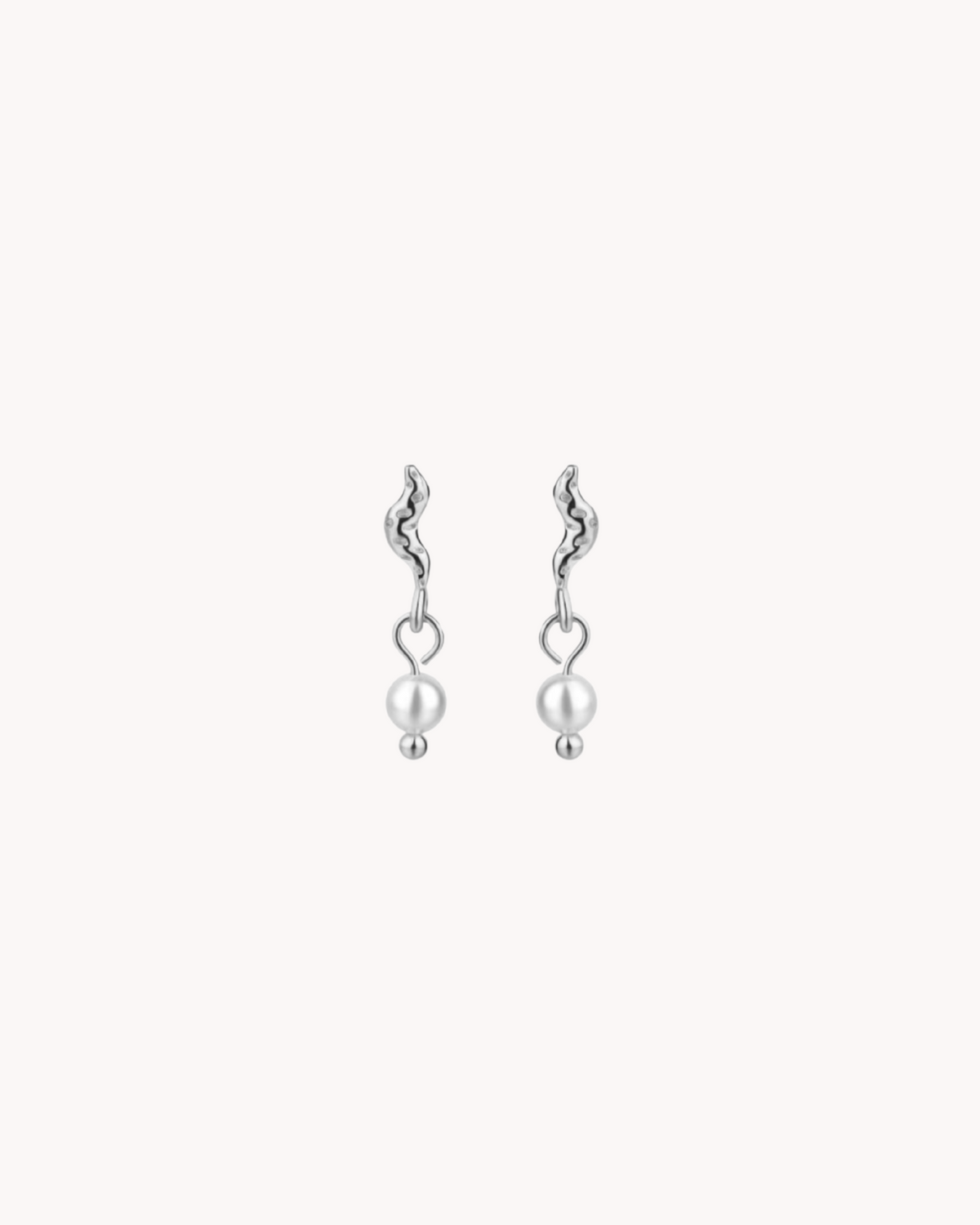 Kai Petite Studs in 925 sterling silver – small studs with mother-of-pearl beads
