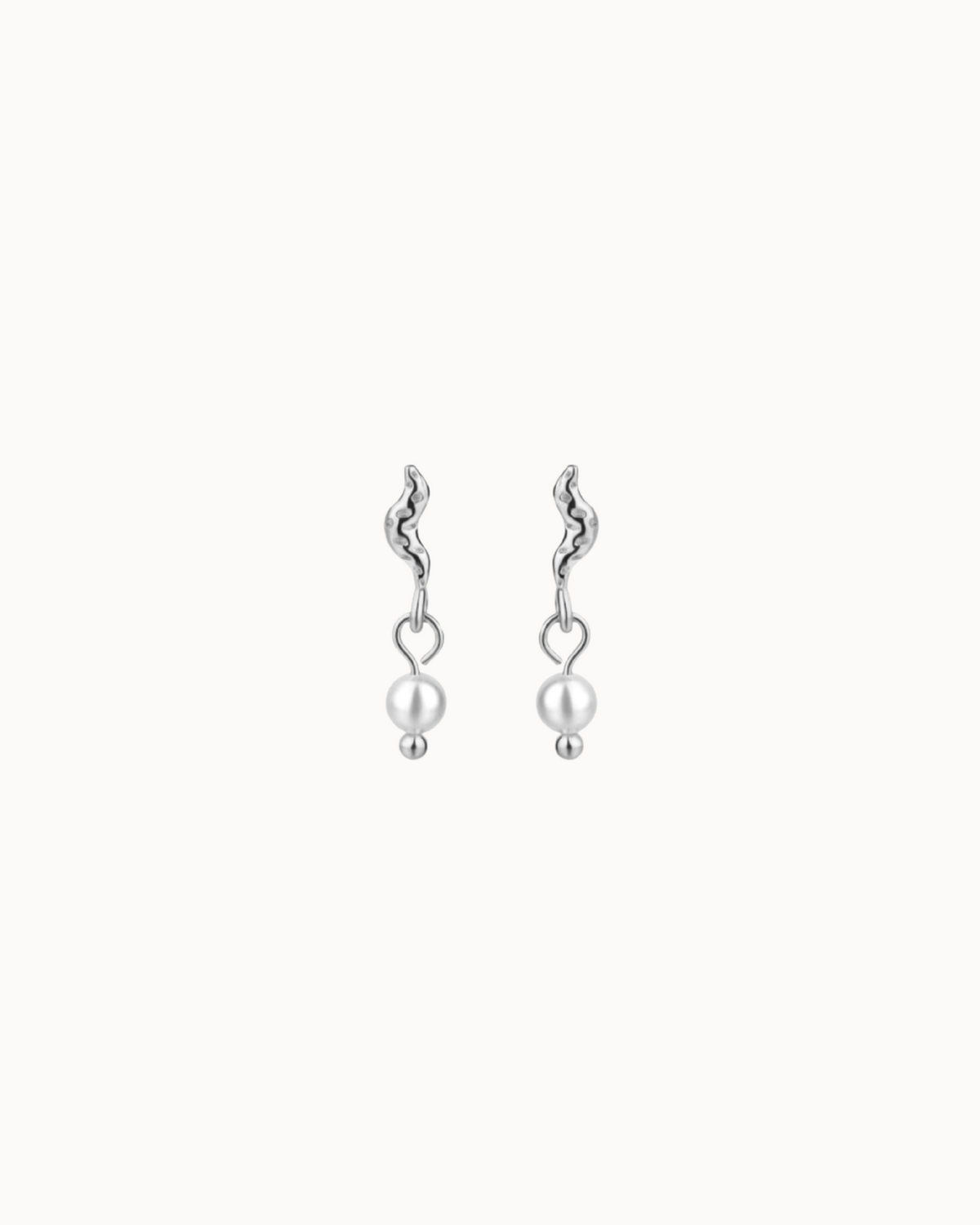 Kai Petite Studs aus 925er Sterlingsilber – kleine Ohrstecker mit Perlmuttperlen