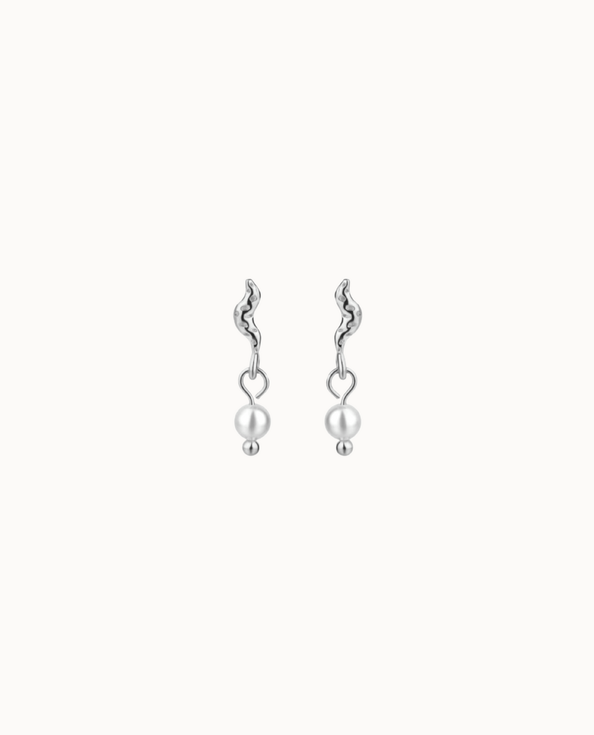 Kai Petite Studs aus 925er Sterlingsilber – kleine Ohrstecker mit Perlmuttperlen
