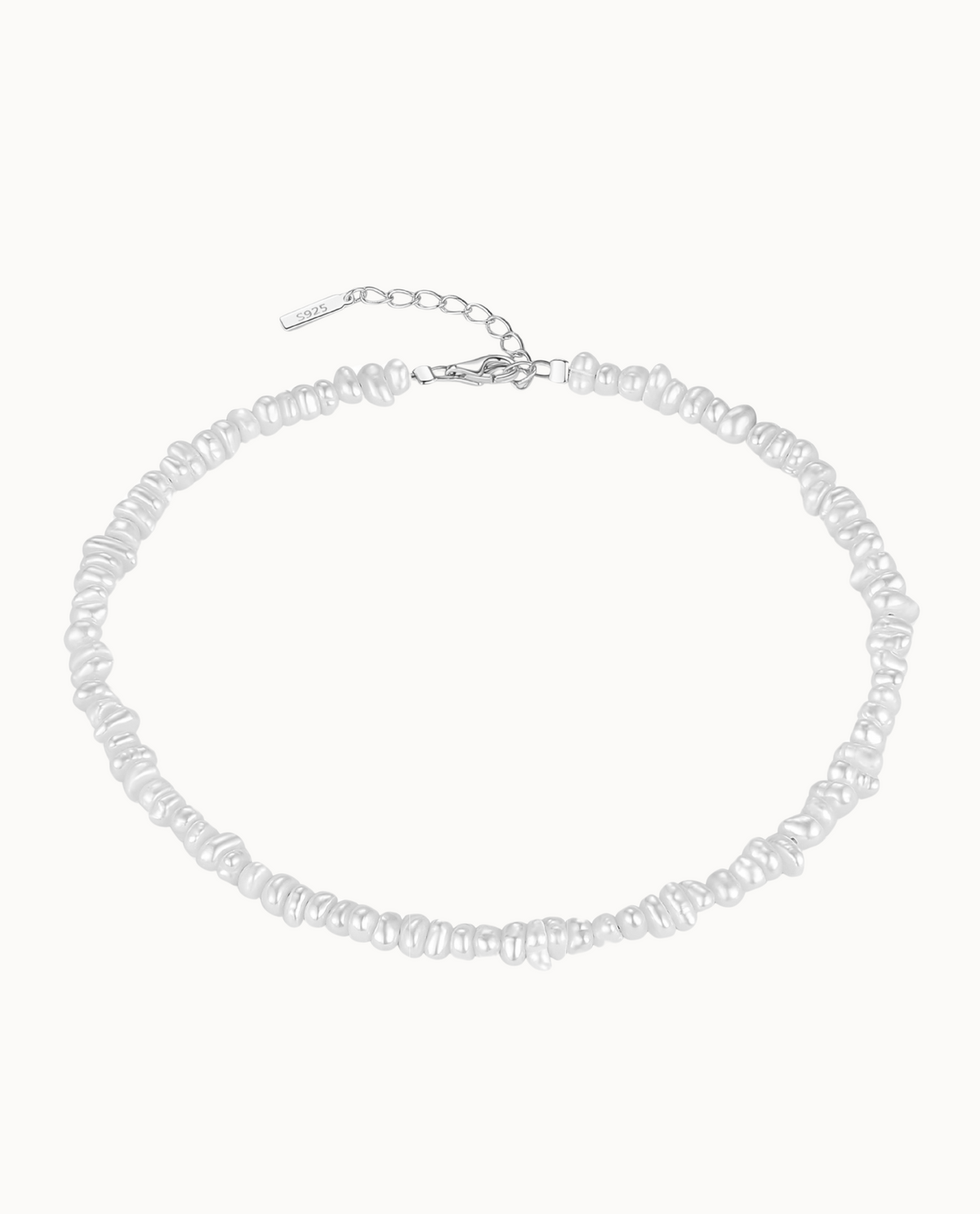 Kaia Bracelet aus 925er Sterlingsilber mit kleinen unregelmäßigen Süßwasserperlen