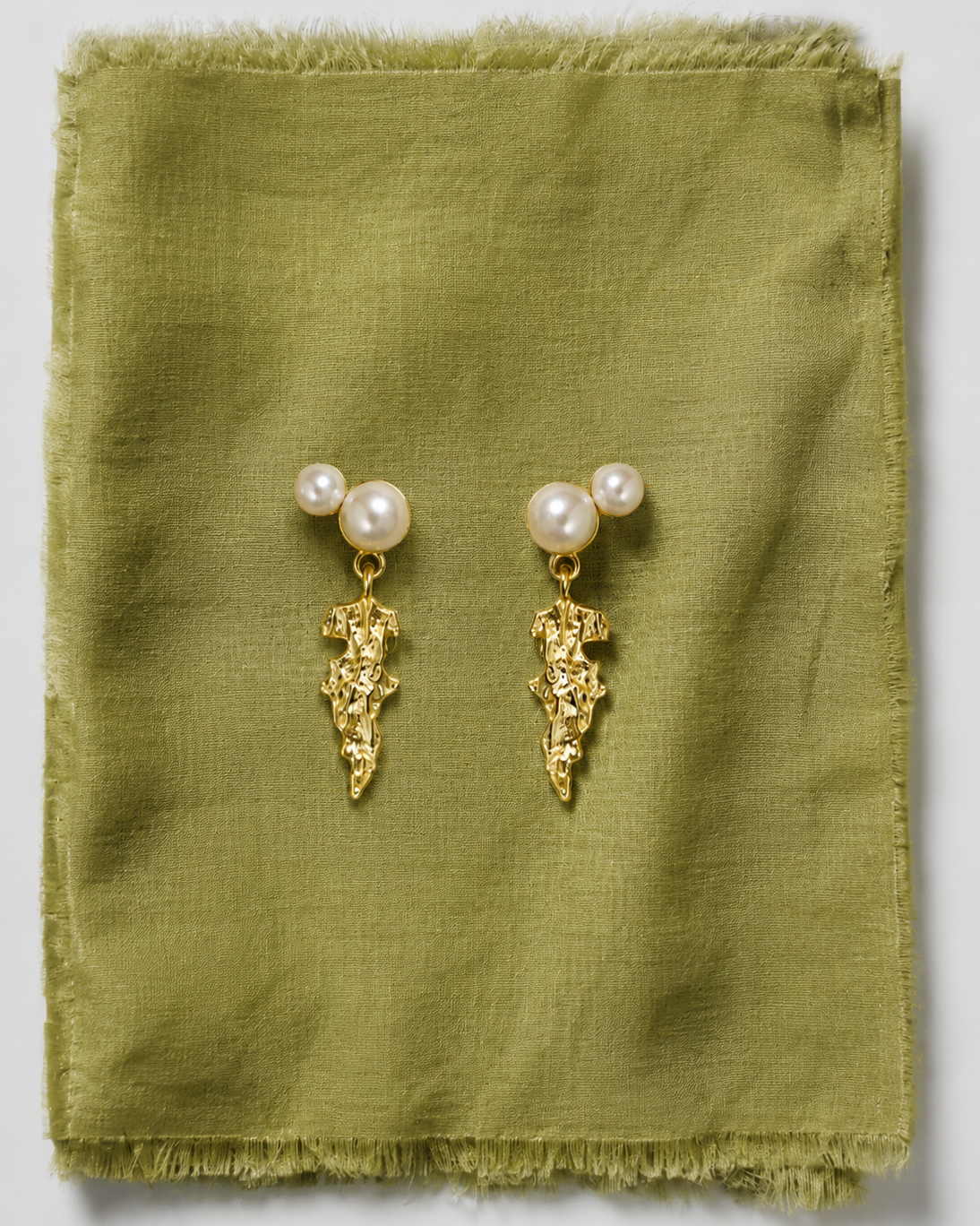 Lamia earrings in gold-plated 925 sterling silver – pearls and raw textured pendant