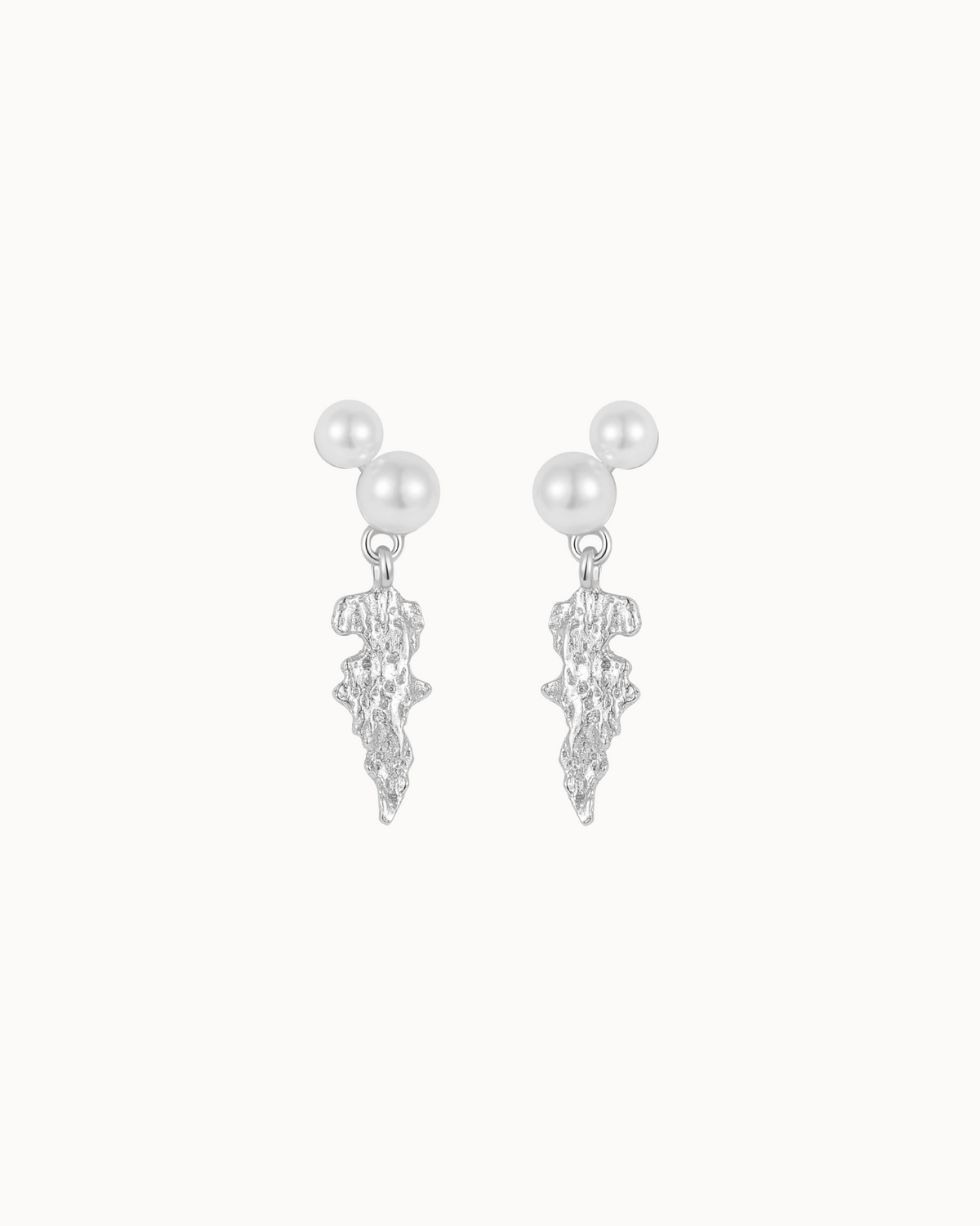 Lamia Ohrringe aus 925er Sterlingsilber mit Perlen und rau strukturiertem Anhänger