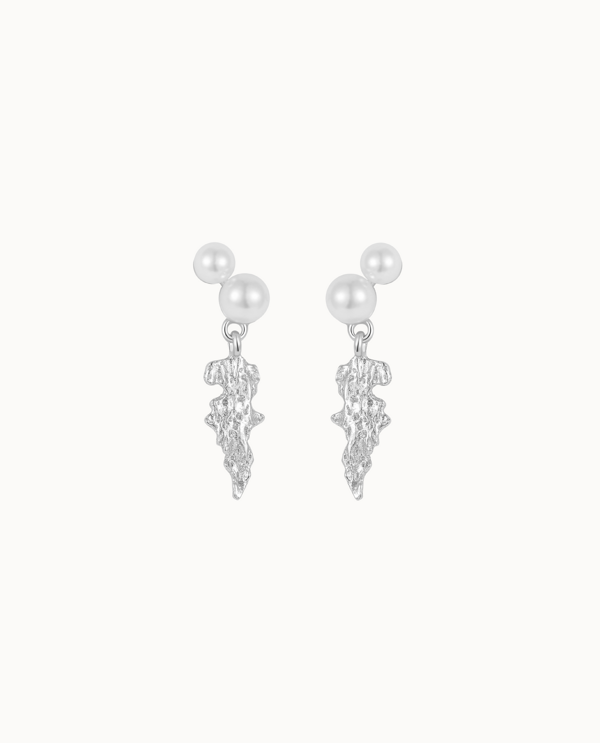 Lamia Ohrringe aus 925er Sterlingsilber mit Perlen und rau strukturiertem Anhänger