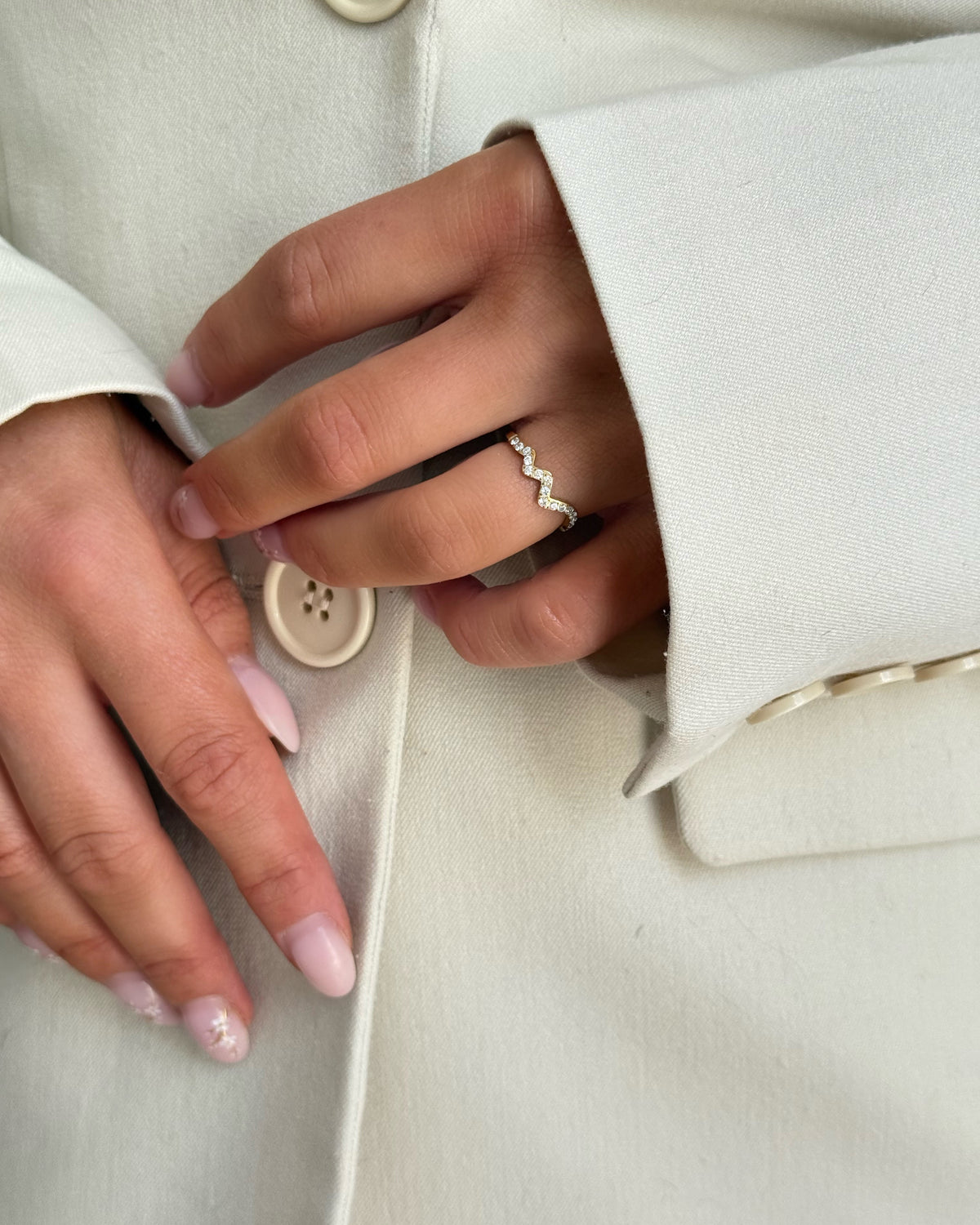 Vergoldeter Larissa Ring mit klaren Zirkonen, die den Wellen des Rings folgen