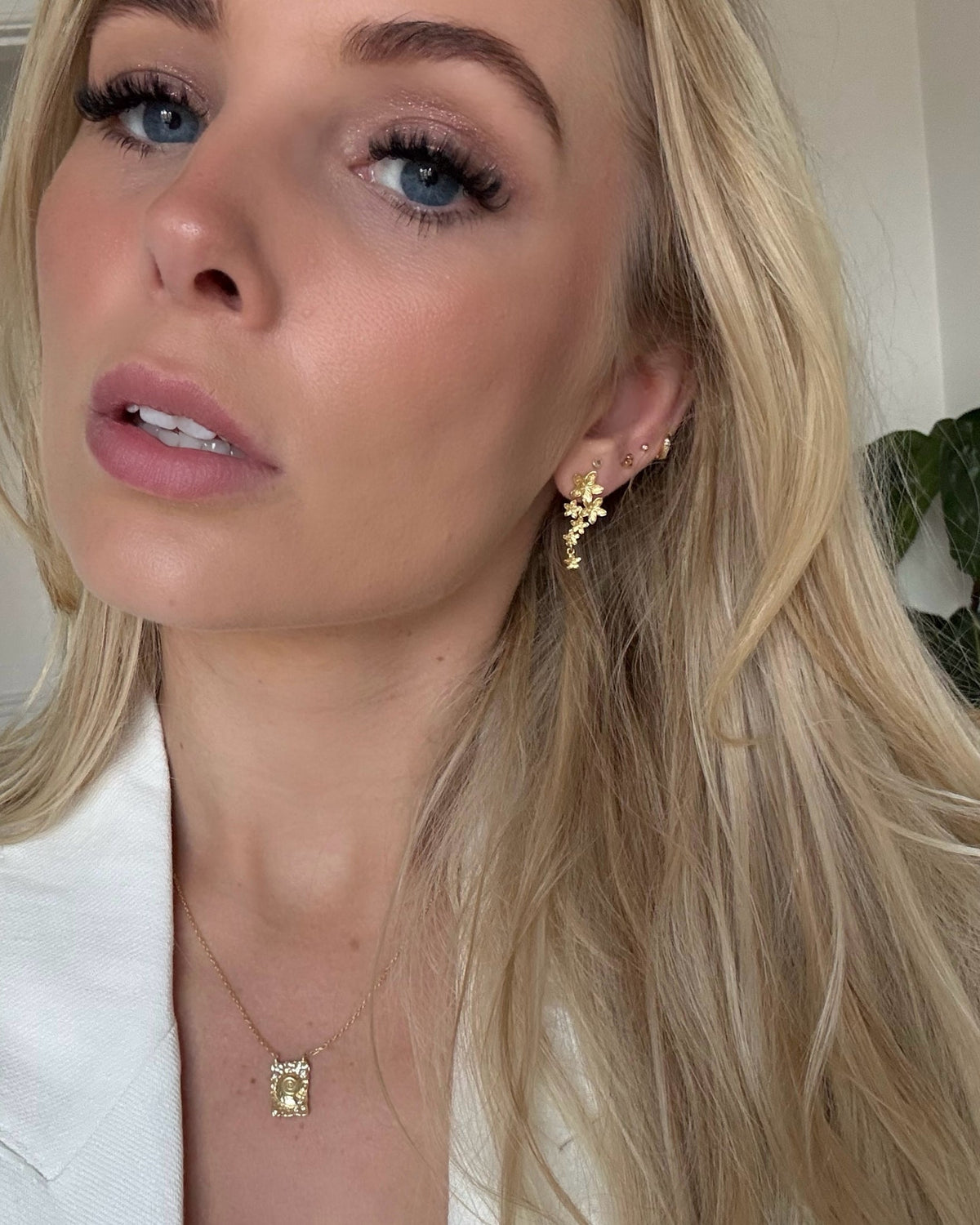 Leia Earrings i forgyldt sterlingsølv – feminine statement øreringe med blomster