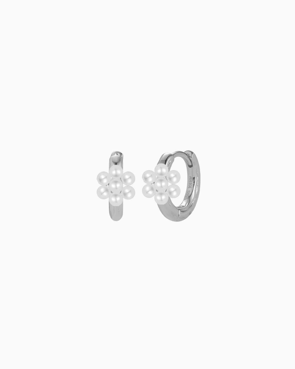 Lotus Earrings aus 925er Sterlingsilber – kleine Klick-Creolen mit Blume aus Muschelperlen