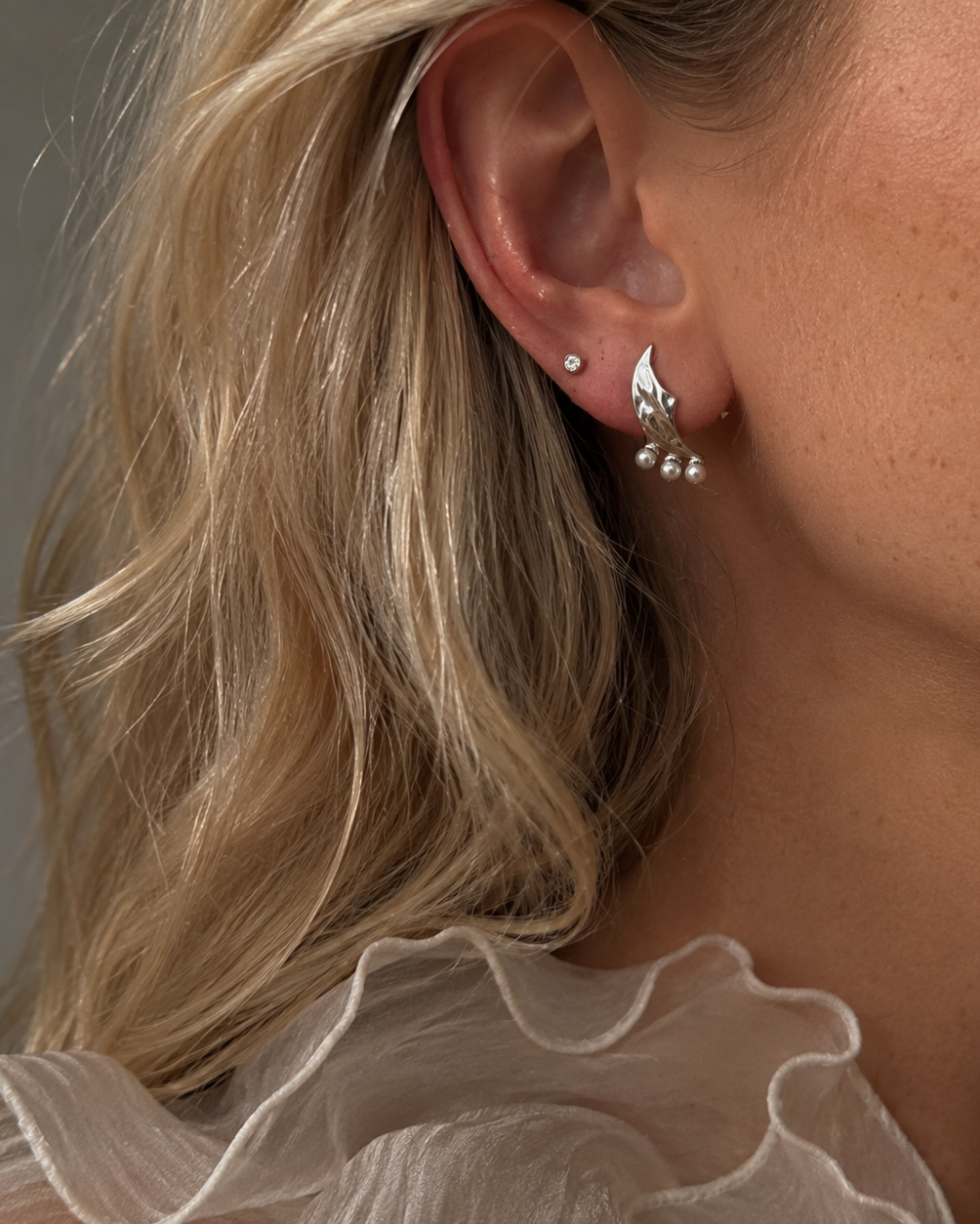 Moon-shaped Luna silver earrings with set pearls