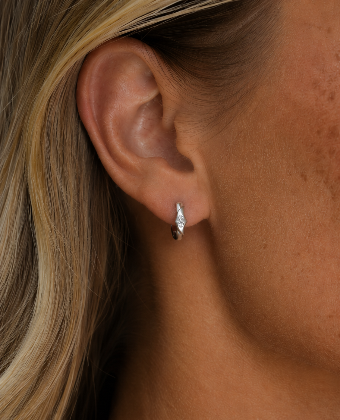 Kleine Lyra oorbellen in zilver met een magisch maandetail