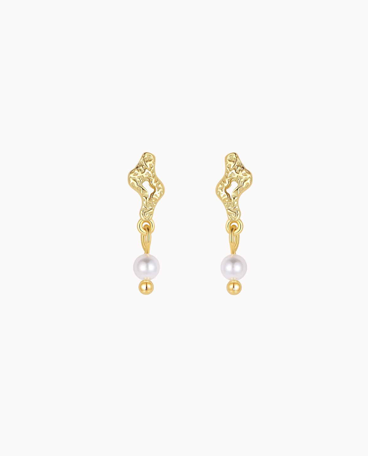 Maree Earrings aus 18K vergoldetem Sterlingsilber mit gehämmerter Oberfläche und Perlen