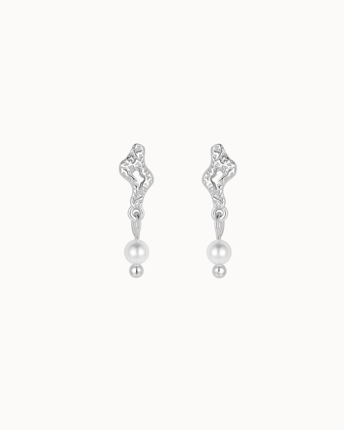 Maree Earrings in 925 sterling silver with hammered surface and pearls