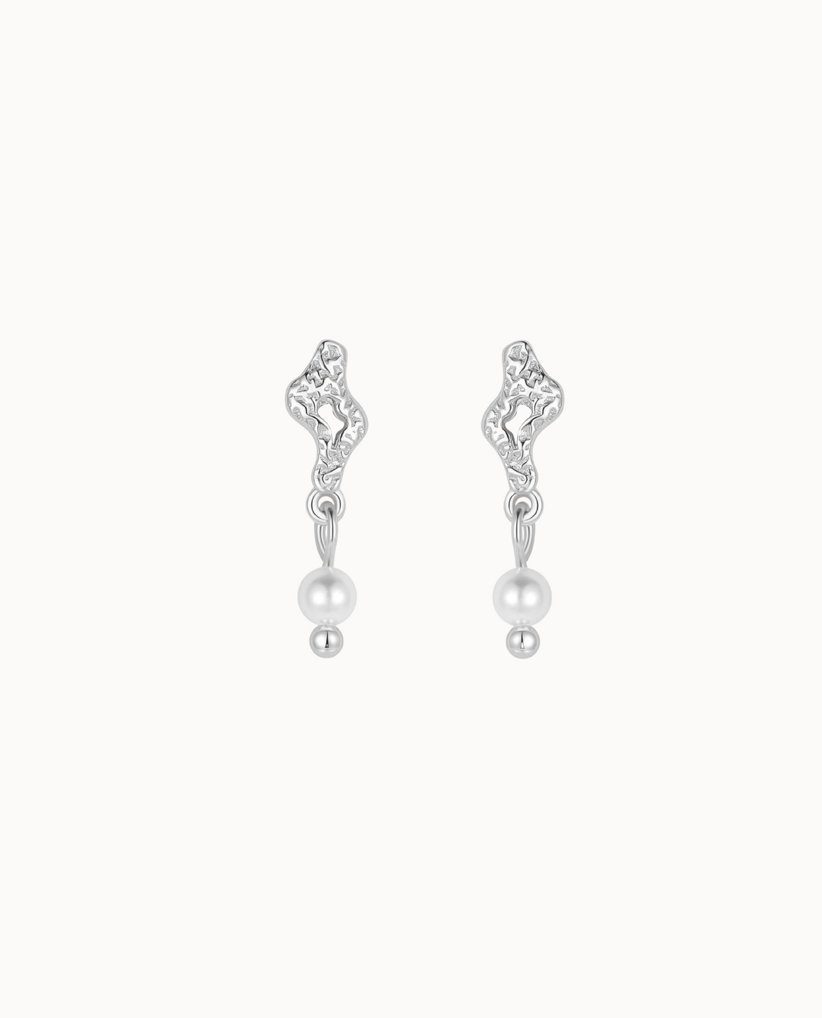 Maree Earrings i 925 sterlingsølv med banket overflade og perler