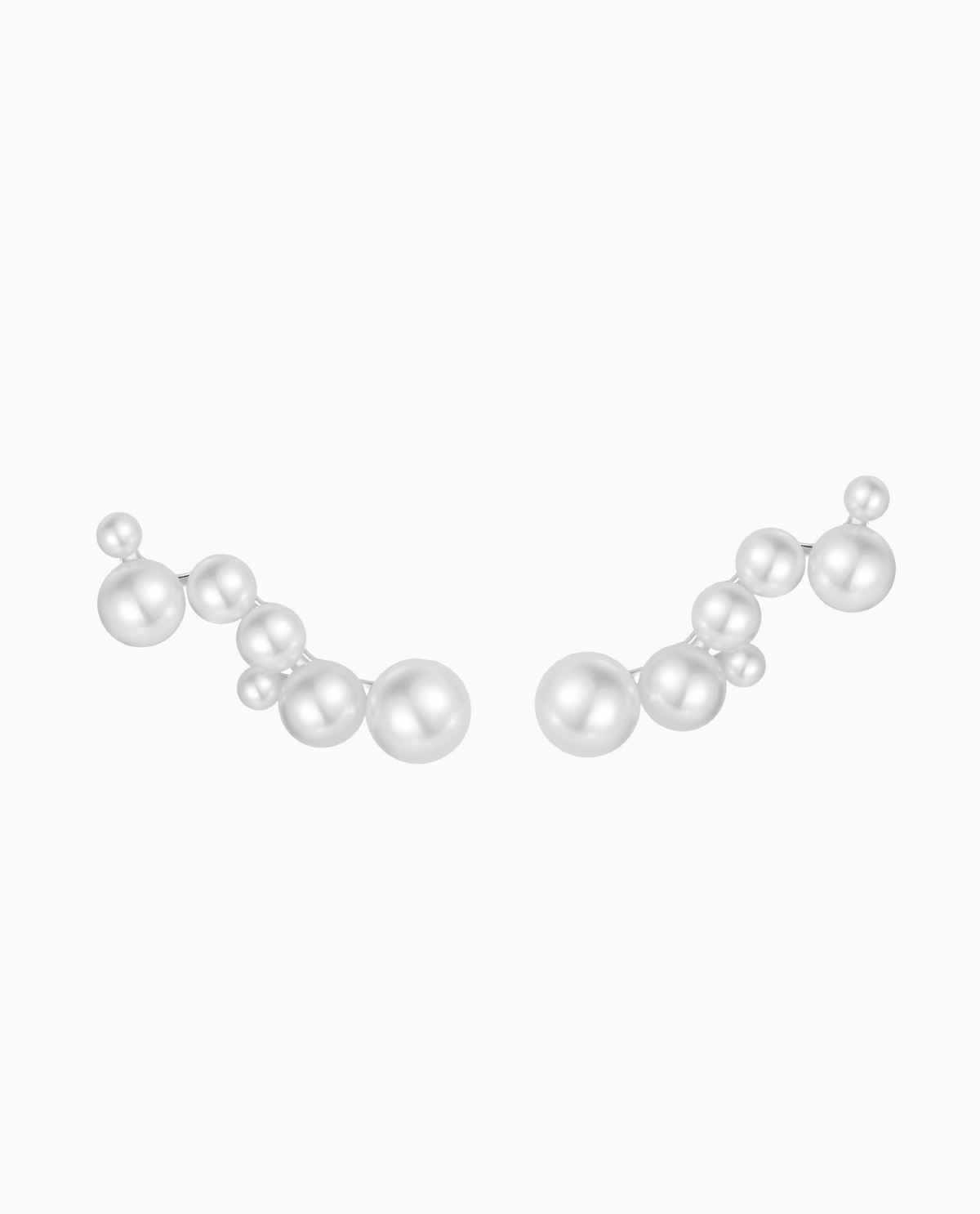 Meghana Ear Climber aus 925er Sterlingsilber mit Perlen, die der Rundung des Ohrs folgen