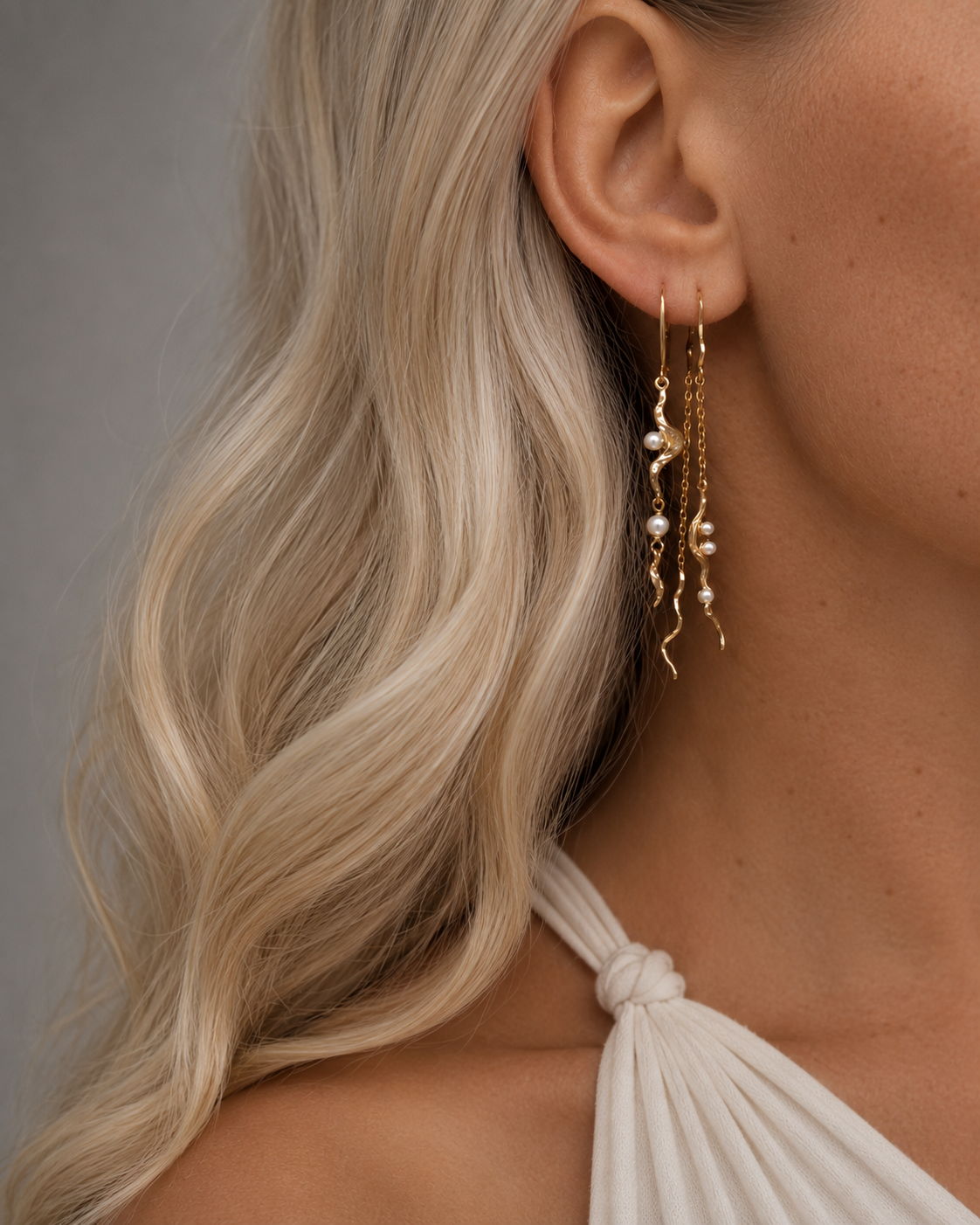 Melody earrings with a light, wavy design with pearls in a gold-plated version