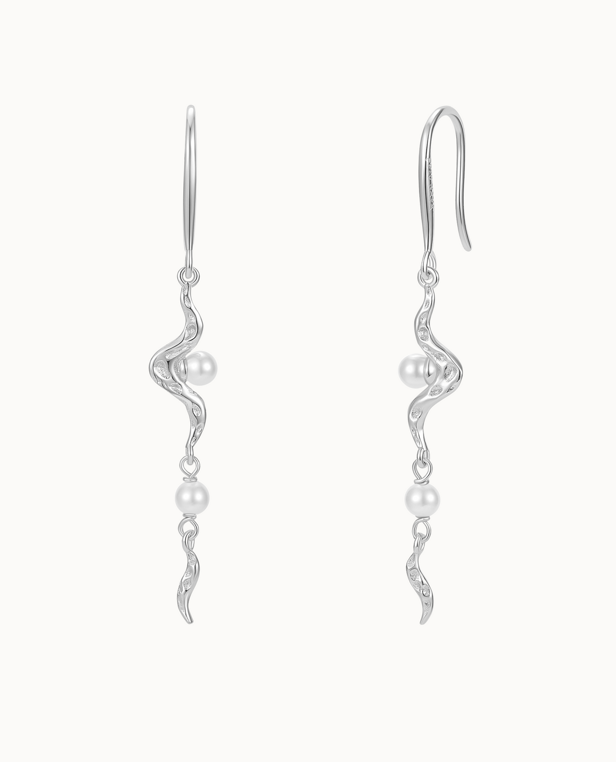 Melody Ohrringe aus 925er Sterlingsilber mit zwei kleinen Perlen zwischen organischen Gliedern