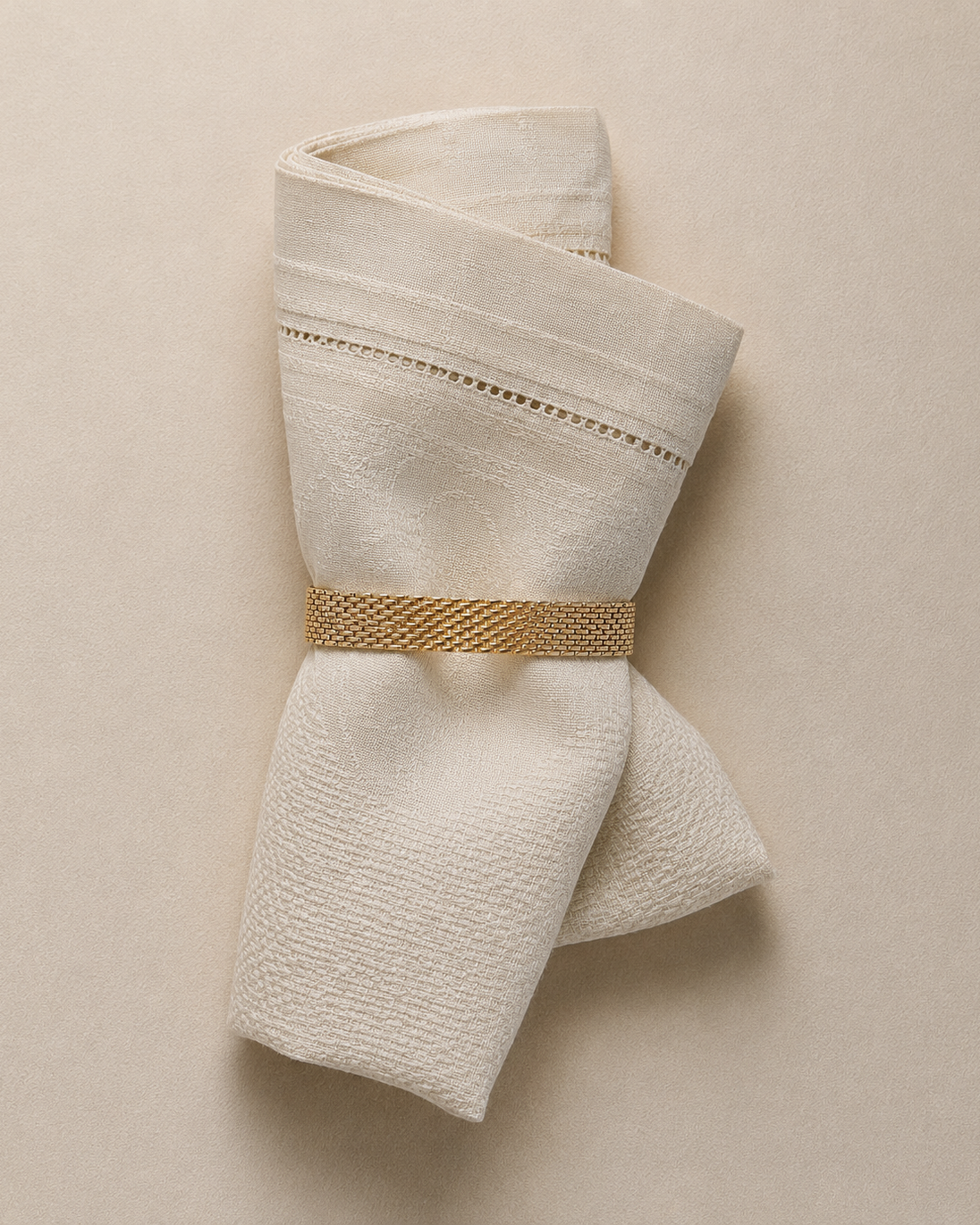 Elegant Mesh Bracelet in 14K PVD gold-plated steel that reflects the light