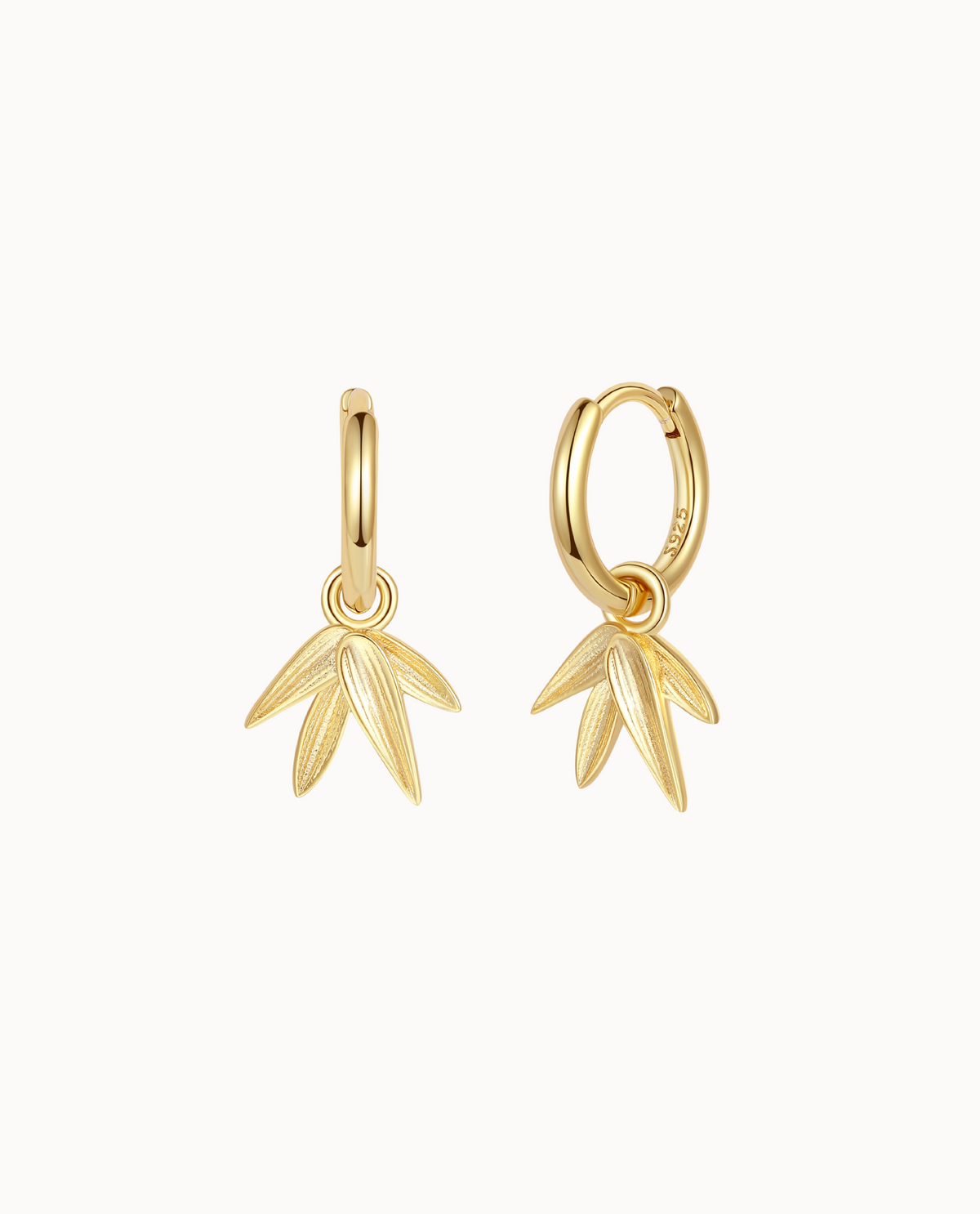 Meya Earrings i 18K forgylt sterlingsølv – klikk-creoler med bambusblader som anheng