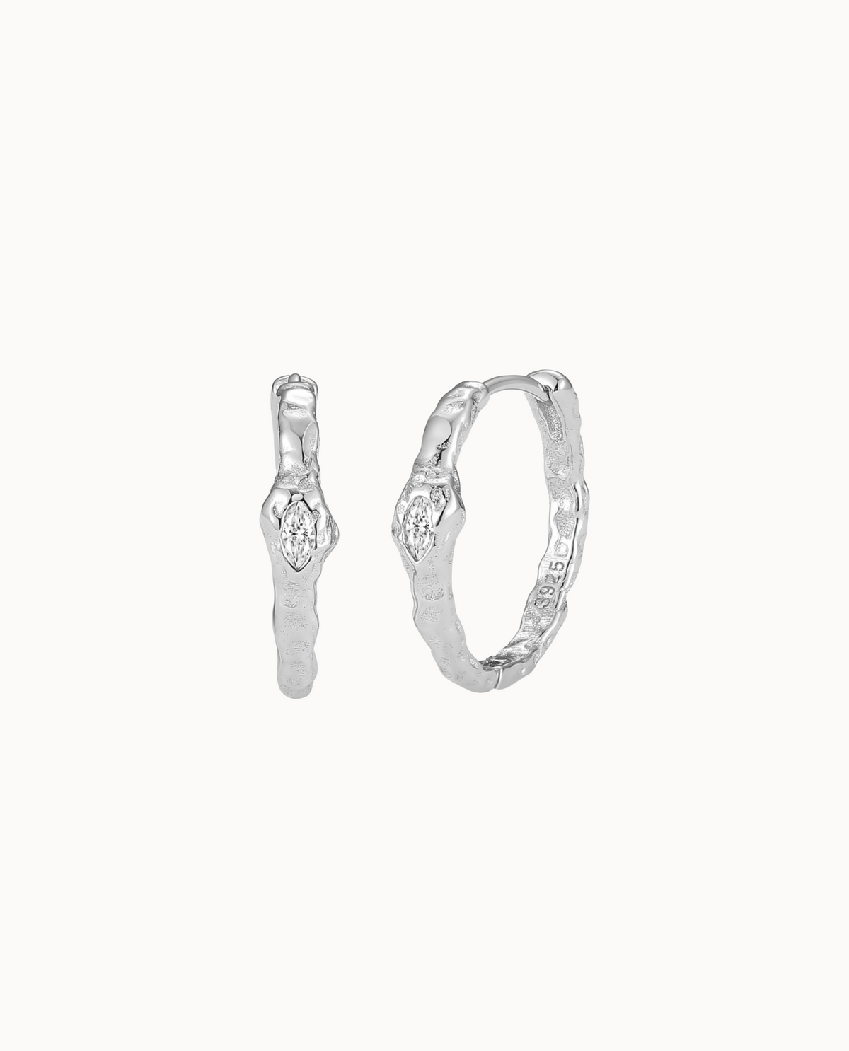 Montu creolen in 925 sterling zilver met ruwe structuur en druppelvormige zirkonen