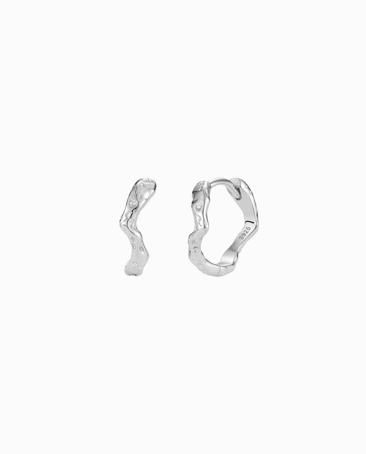 Morea Earrings – creoler i 925 sterlingsilver med böljande, organisk form