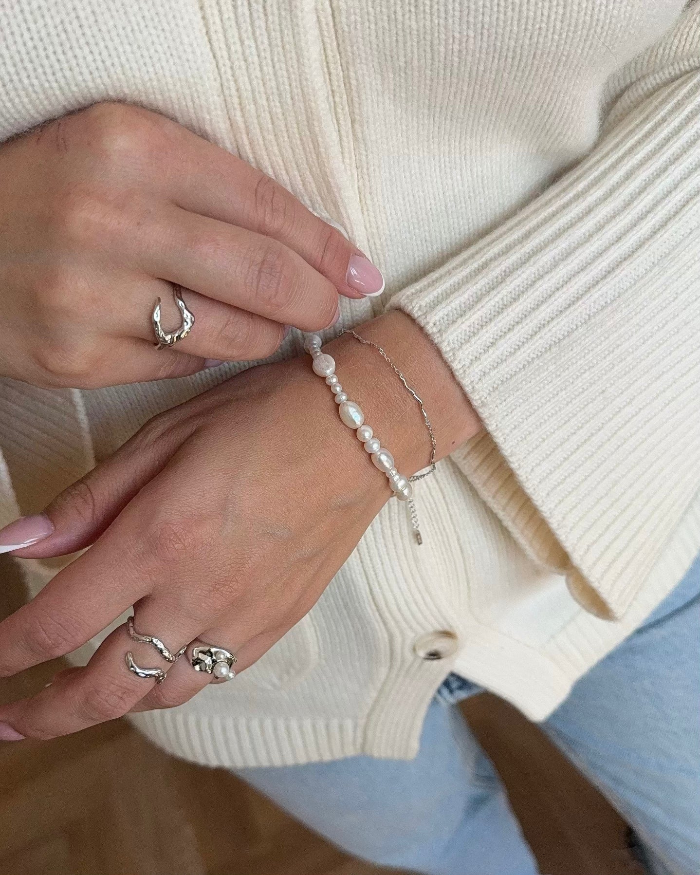 925er-Sterlingsilber-Ausführung des Muriel Rings mit offener, fließender Form