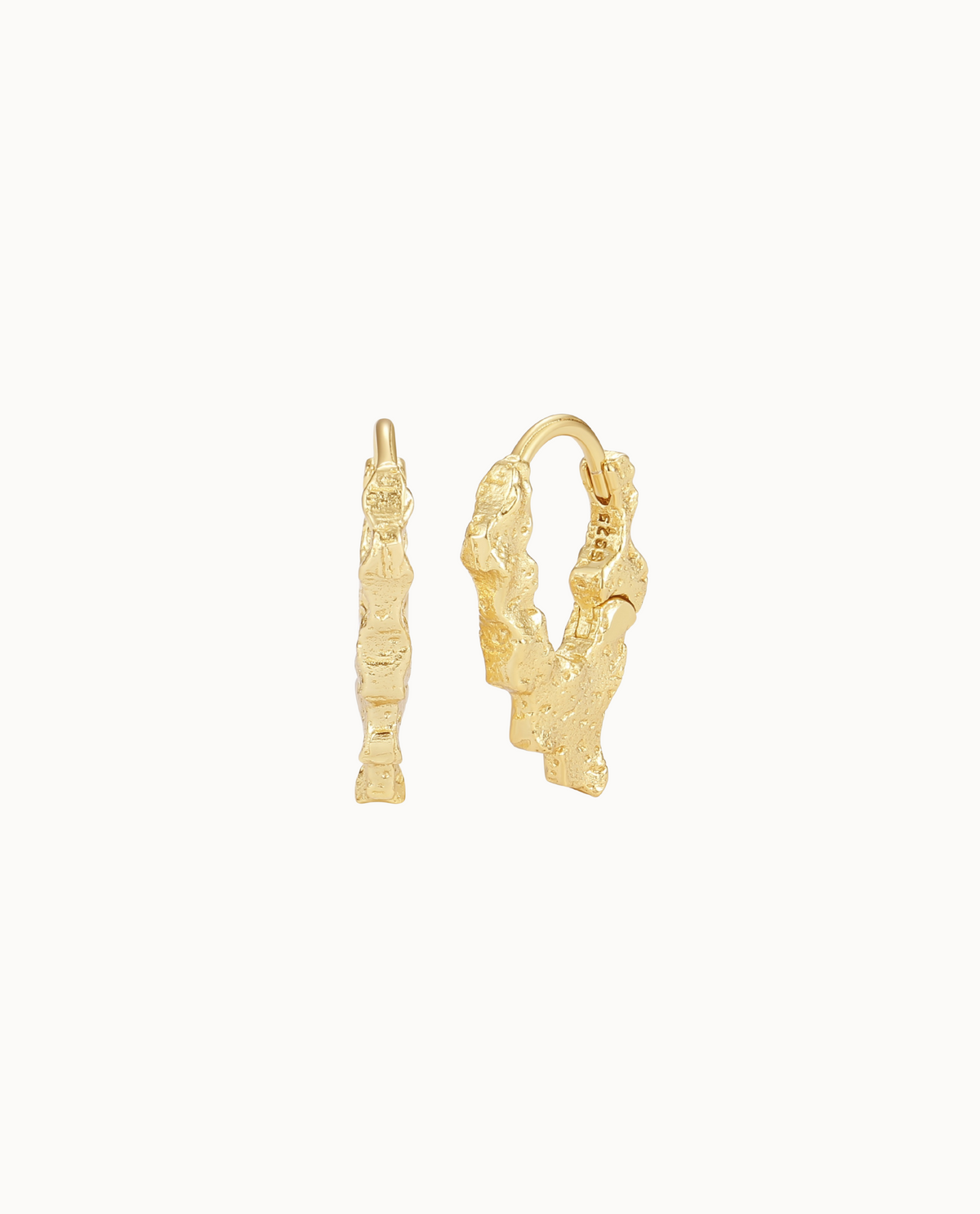 Nagaina creolen in 18K verguld sterling zilver met ruw, gestructureerd oppervlak