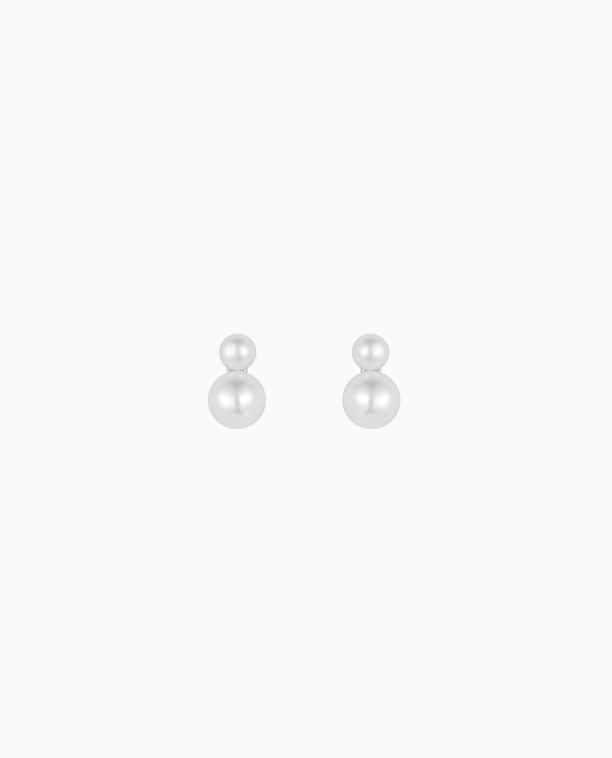 Nahla Petite Studs aus 925er Sterlingsilber mit zwei kleinen Perlen in unterschiedlichen Größen