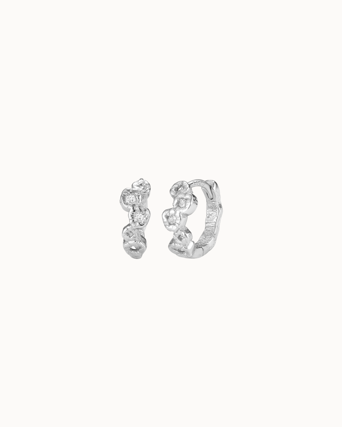 Naiara Earrings – Creolen aus 925er Sterlingsilber mit kleinen Steinen in feinen Trauben