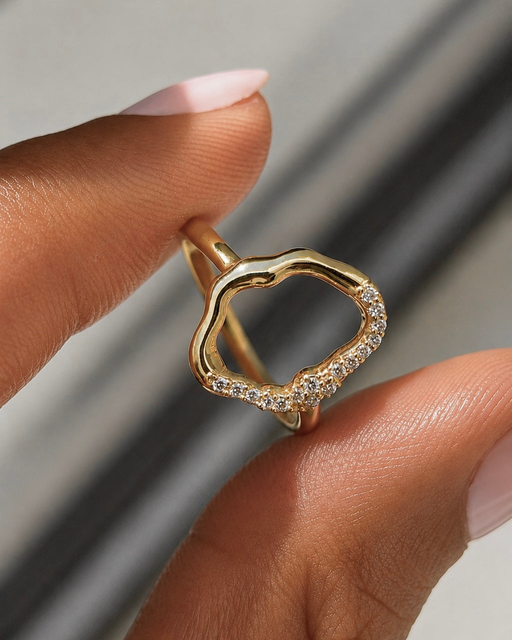 Nashira Ring forgyldt med organisk design og klare kubiske zirkoner