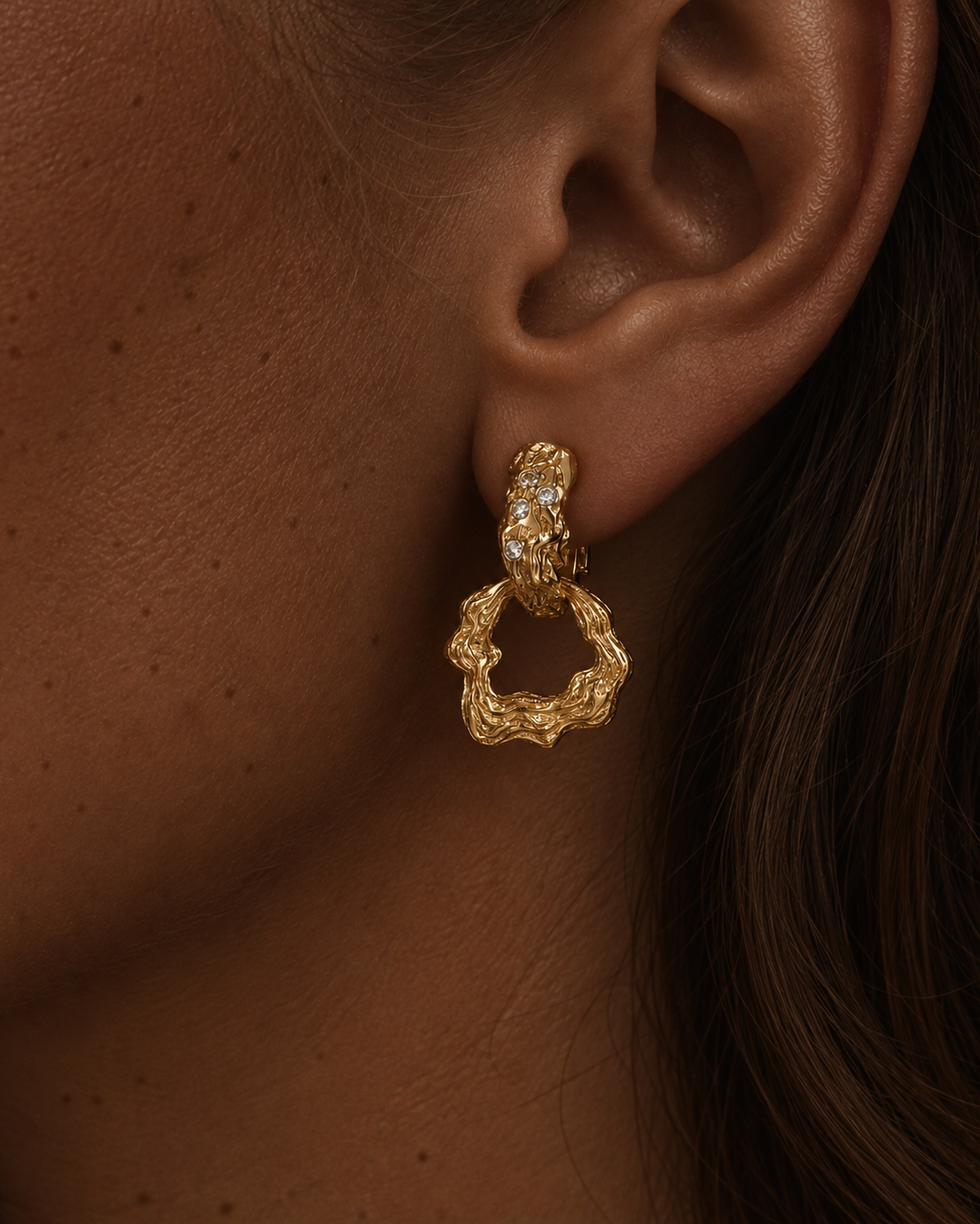 Nephele Earrings aus vergoldetem 925er Sterlingsilber in Nahaufnahme mit Zirkonen