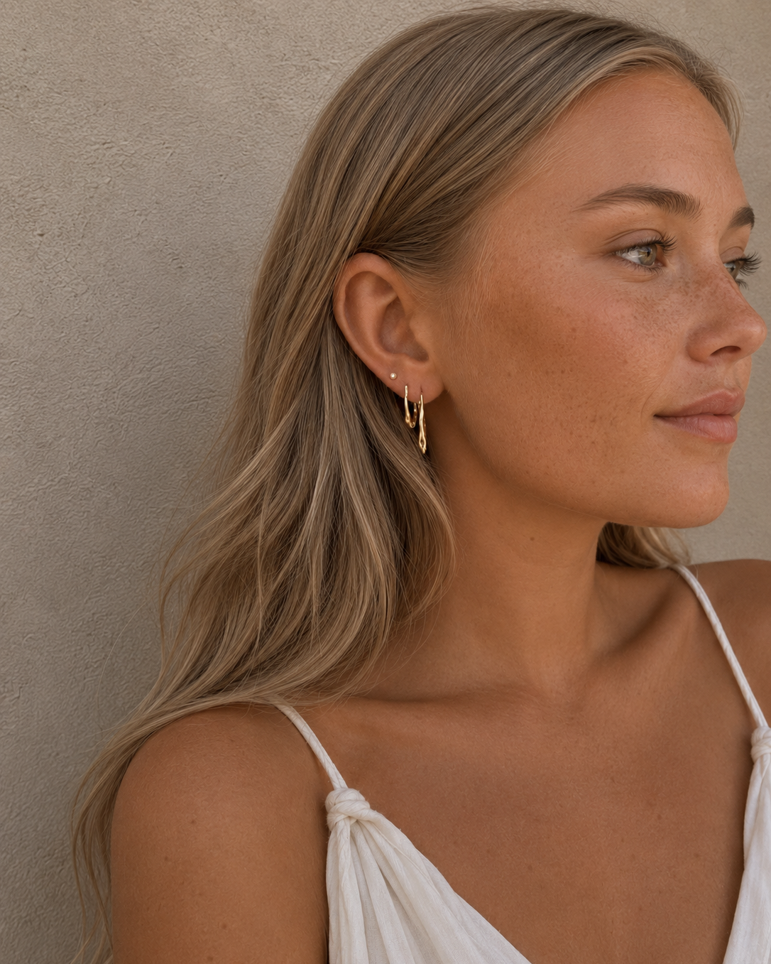 Nerea L og S hoops styled med Lily Petite Studs, forgyldte