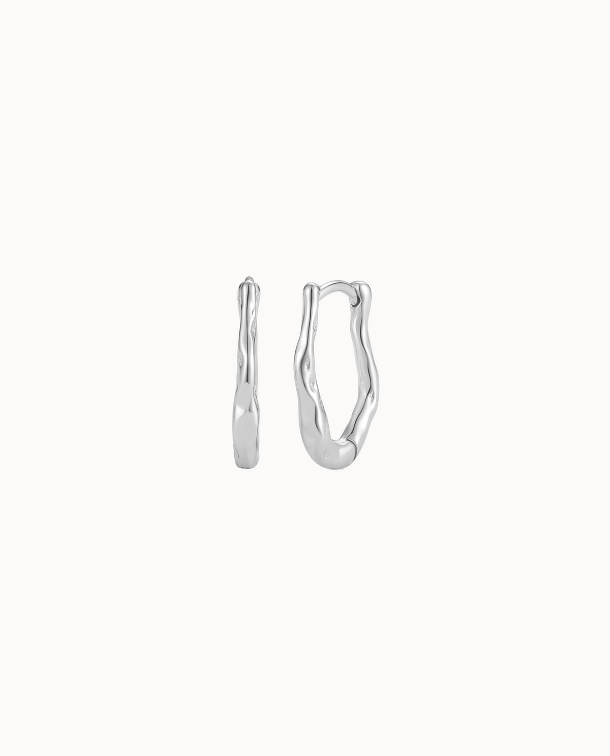 Nerea S örhängen i 925 sterlingsilver med små organiska creoler