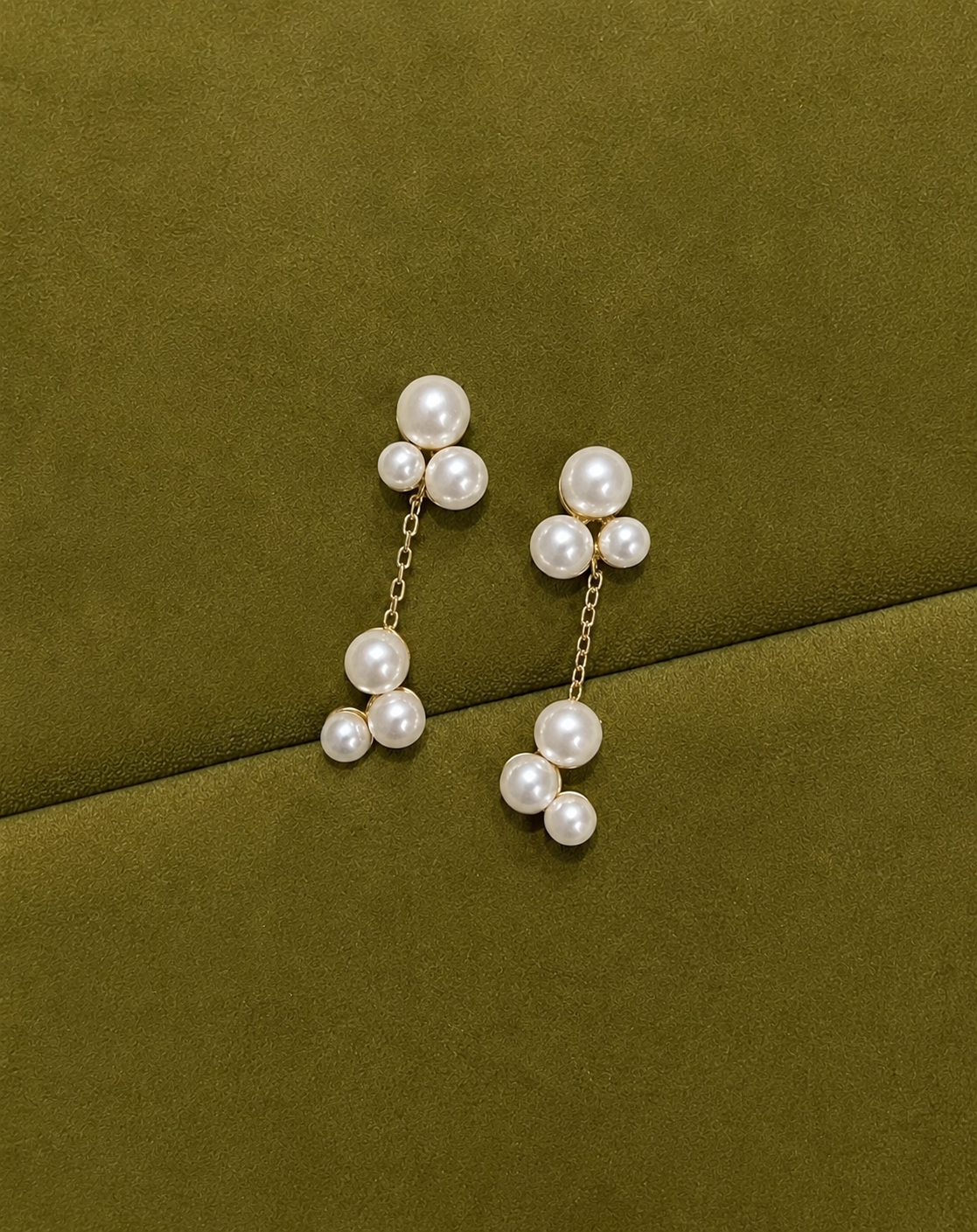 Nerio Perlenohrringe aus 18K vergoldetem Sterlingsilber mit leichtem, ausgewogenem Ausdruck