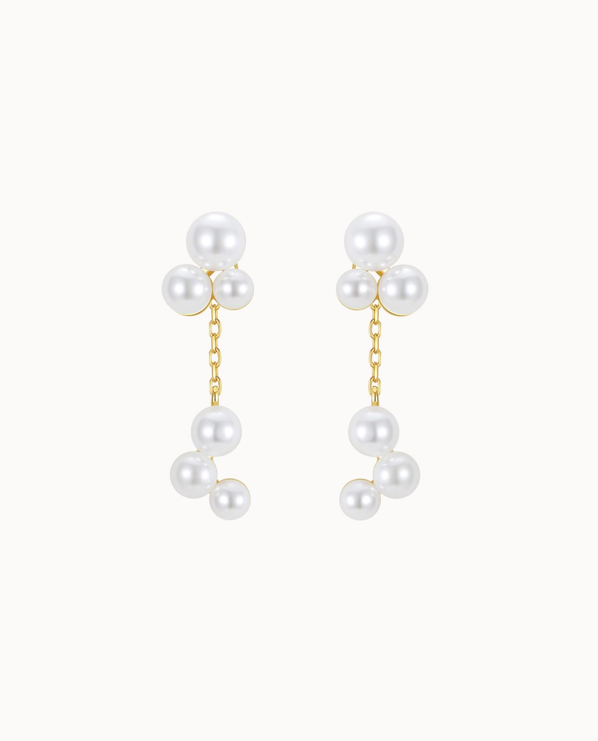 Nerio Earrings aus 18K vergoldetem Sterlingsilber mit zwei Perlentrauben, verbunden durch eine feine Kette