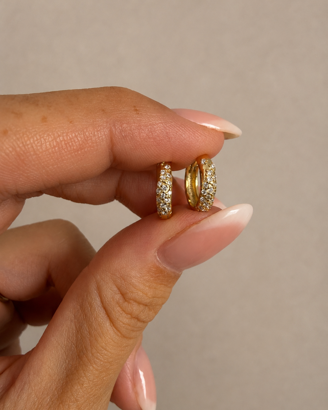 Forgyldte Nila hoops med kubiske zirkoner – perfekte til stacking